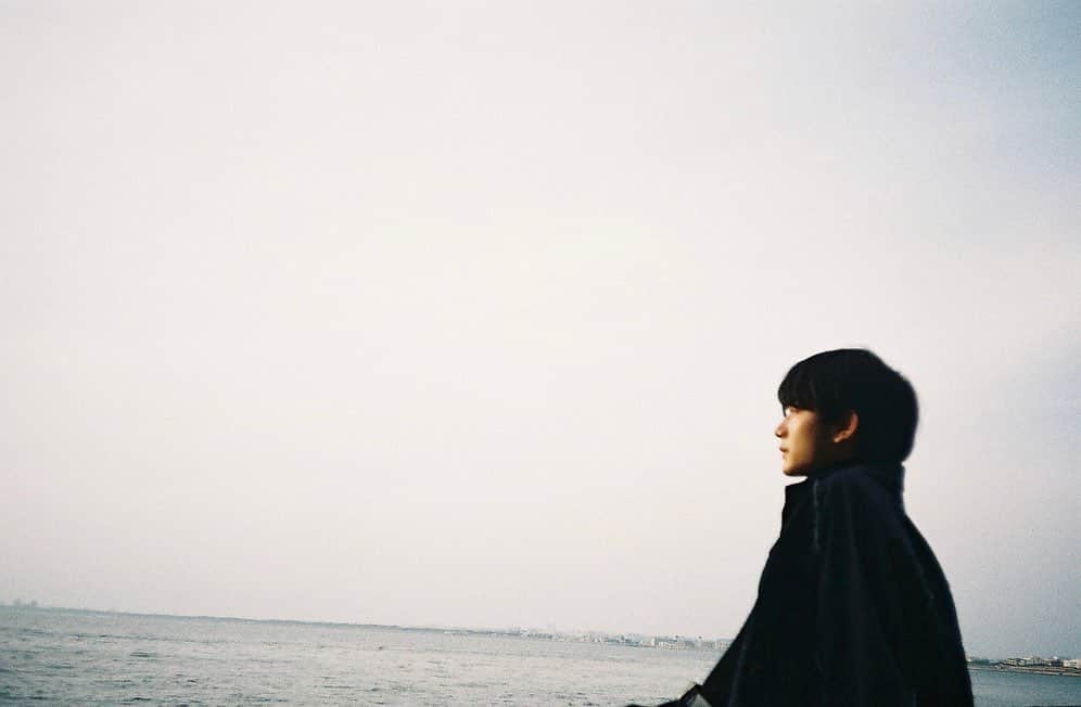 吉澤要人のインスタグラム：「堤防大好き人間。  #新しいフィルムカメラ  #海にフォーカス」