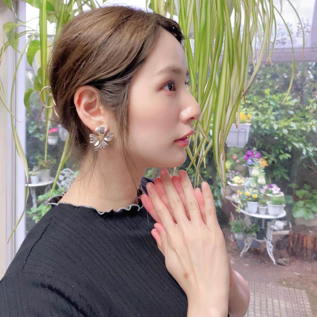 のインスタグラム：「. Aクリニック池袋院さん(@_clinic_ikebukuro)でAスレッドの施術をしてもらってもうすぐ２週間！ . ３日くらいで馴染みました((*ﾟ∀ﾟ)) . 仕上がりが綺麗で、ありがたいことに会った人とかいろんな人にどこでやったの？とか痛い？って聞かれるのですが、 . わたしきっと他の人より痛み感じにくいタイプっぽい(いや色々やってるから慣れてるだけかも。笑)のですが、施術当日の夜だけは頭に鈍痛を感じてロキソニン飲みました。 . でもその日も薬飲んだら眠れたので痛みの度合いはそんなに強くなかったです！ . あれです！歯列矯正で抜歯したその日の激痛の４分の１くらいでしたね！いやもっとかな。１０分の１くらいの痛みかもです！ . 親知らず抜いたことある人なら余裕かと👌 . 担当してくださったのはAスレッドと顔の脂肪吸引も得意とする柚崎先生ですっ！(@aclinic_yuzaki) . 引き上がり具合がとても好みで、口角もあがって笑顔も決まるようになったので仕上がり本当に気に入ってます🥹💓 . . . #aスレッド #糸リフト #aclinic #aclinic銀座 #aclinic横浜 #aclinic新宿 #aclinic名古屋#aclinic大阪  #aclinic池袋#aclinic福岡#aclinic仙台#aクリニック#エークリニック#小顔 ＃スレッドリフト ＃小顔整形＃たるみ改善#リフトアップ #美容外科 #美容皮膚科 #美容クリニック #柚﨑一輝」