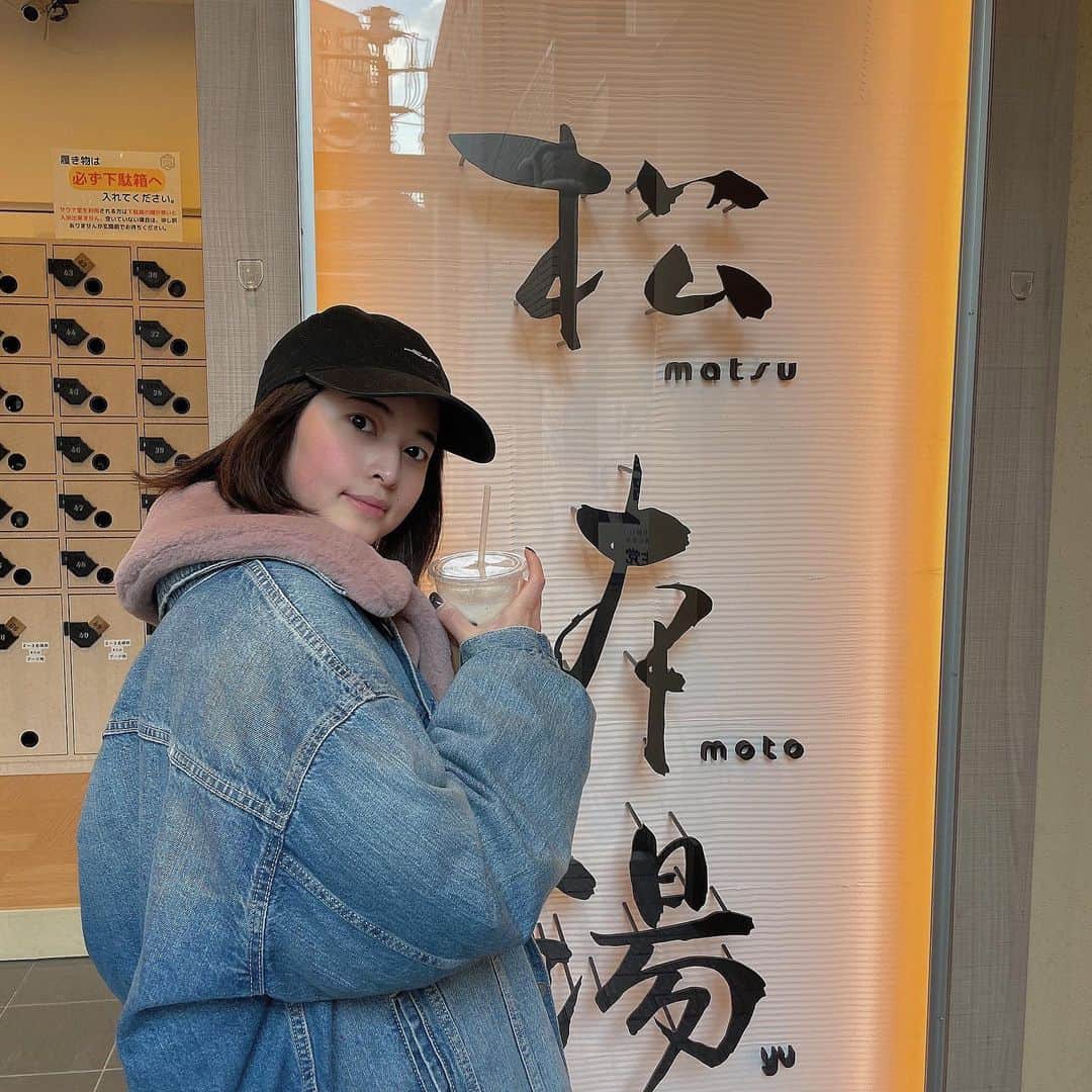 えなちぃのインスタグラム：「【松本湯】東中野:徒歩8分 . サウナ室→100度前後 水風呂→16度前後 料金→1000円 . 深さ150cmの水風呂が最強すぎた！！ サウナ室は、上段に座るとすぐ大量の汗が出て 時短サウナにはめちゃくちゃ良きだった🙆🏻‍♀️ . 内気浴の畳で寝れる感じも最高だし 1000円で設備も良くて 最強にコスパの良いサウナだった！」