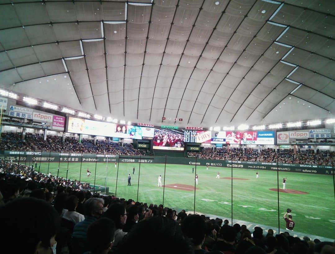 のインスタグラム：「29歳になり、また1つ新しい事を 覚えたよ😉  WBC🏆を観て野球に興味津々になり😳まずルールを覚え、自分は野球が出来るのかバッティングセンターで試しに打ってみて⚾️😆 (まだ自分が左打ちか右打ちか定まってない) どんどん凄さを知り楽しくなった所で 巨人vs楽天のオープン戦に連れて行ってもらいました🤩 ルール覚えたことがまず嬉しかったからワックワク  記憶には無いけど お腹の中に居た頃に東京ドームで巨人戦を観てたらしいの👶🏻 29年振りの野球観戦って事で いい思い出になりました🤭  色んな事を覚えると どんどん人生楽しくなるぞ✨  #東京ドーム #野球 #初 #野球観戦 #tokyodome #baseball #papershootで撮影しています #papershoot #toycam」