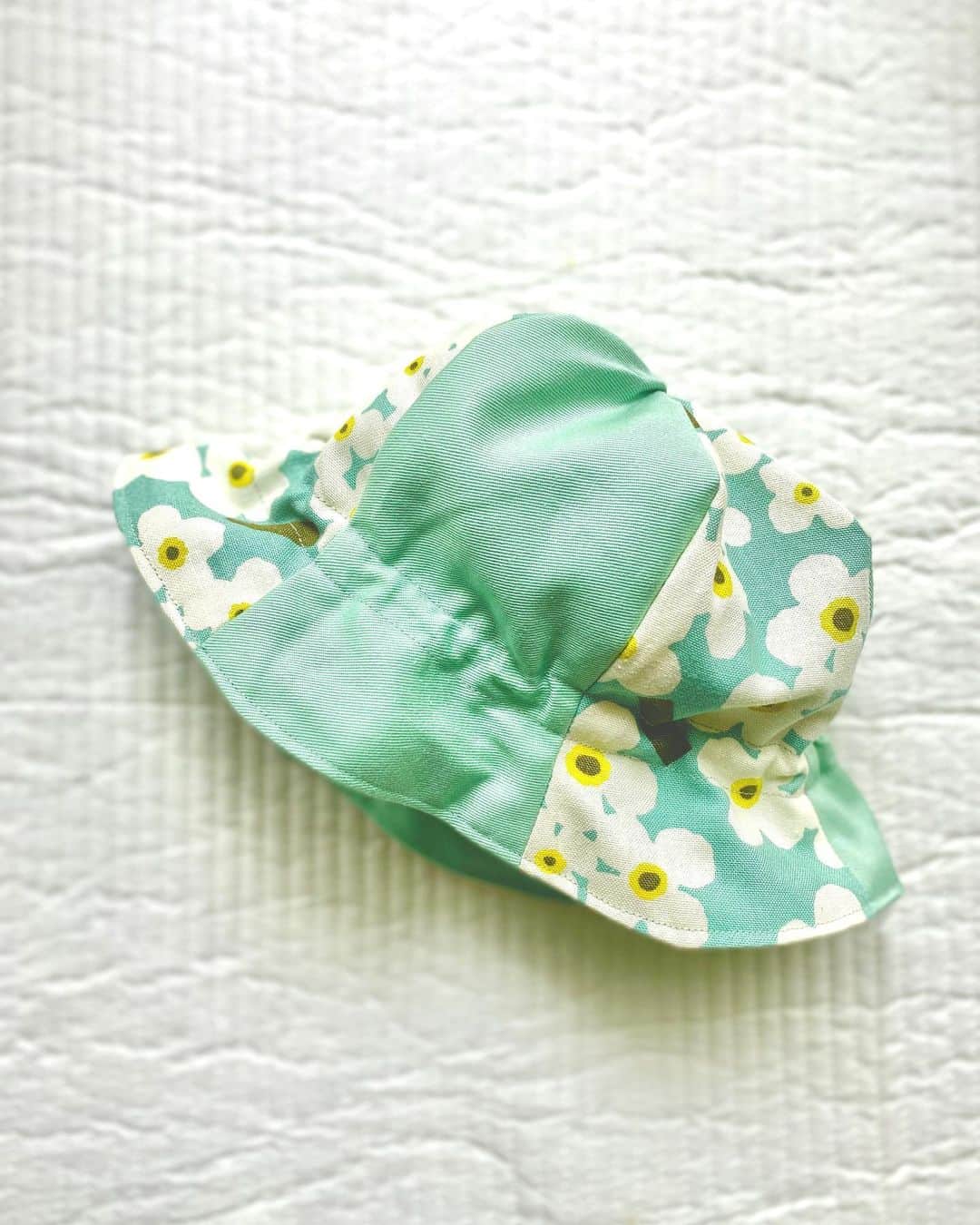 のインスタグラム：「👒  リュックのハギレでチューリップハットを作ってみました🌷 まさか、自分がこんなにも手芸に凝ることになるとは🫢  よくスタッフの方が 私たちの衣装を手作りして下さることがあるのですが こんなにも大変で、根気のいるお仕事なんだな と改めて知りました。 その時代に合わせた服を作ってしまうのだもの。  私は勝手に趣味で楽しんでいるだけですが、 思いも寄らないところで学びがあるんだなぁとつくづく。  しばらくお付き合い頂けるとうれしいです♡笑  #純子のハンドメイドはじめました #handmade #手作りチューリップハット」