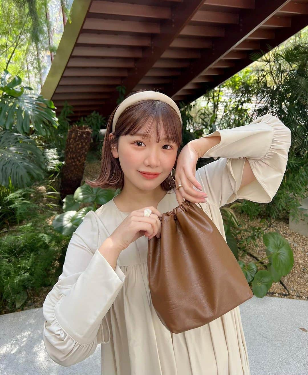 きりまるさんのインスタグラム写真 - (きりまるInstagram)「. 春服って一瞬しか着れんけど はるがいちばん好き〜🌼  もうすぐ4月だねえ🌷 新年度ってわくわくするな〜〜 （てか時間経つのはやすぎん？）  このワンピースマネージャーが プレゼントしてくれた！お気に入り👨🏻‍🦲🫶🏻  ってことでこれから暑くなってくるし 気分あげるためにも最近は、匂いケアを 意識してるんやけど8×4から新しく出た アロマスイッチがめっちゃ良かった！💮  優しくふわっと香るし、なにより パッケージがめっちゃ可愛いいいい♡ いい意味で制汗剤っぽくないけん かばんにいれて持ち歩きやすいと思う！👜  可愛いだけじゃなくて 殺菌効果ももちろん凄くて 朝出かける前にひと吹きするだけで たくさん動いたりして 汗かいてもまた香ってくれるのは嬉しい〜🌼 友達と遊びにいったときも、いい香りする〜って 褒めてもらえるよう！！  ロールオンタイプも売ってるんやけど 私はスプレータイプを使っております◎ みんなもよかったら使ってみてねんっ🌸  #制汗剤 #エイトフォー  #再発香はHAPPYのスイッチ #8x4 #再発香 #8x4アロマスイッチ」3月26日 21時31分 - kirimaruuu