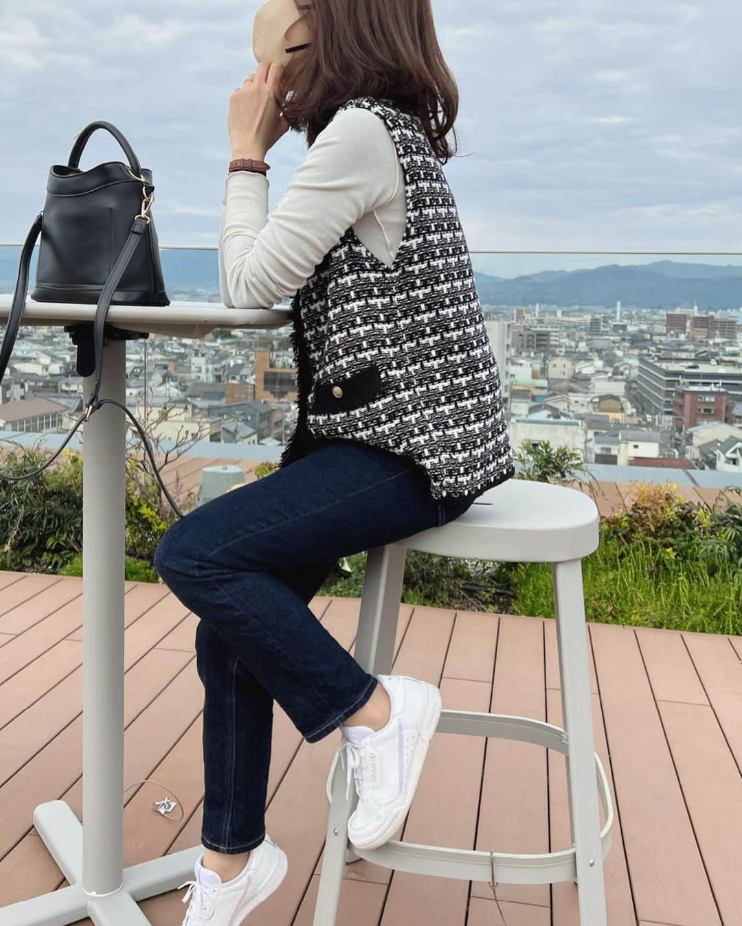 09yumi27のインスタグラム：「＊ ＊ いつかのコーデ ＊  お久しぶりです。 生きてます😇 ＊ 京都旅行へ行ったときの📷 テラスが素敵だったので記念に✨ ＊ ＊ #今日のコーデ#ママコーデ#ママファッション#ootd#fashion#instafashion#プチプラコーデ#プチプラファッション#着回し#着回しコーデ#ootd部#大人コーデ#30代コーデ#大人女子#きょコ#30代ファッション#大人カジュアル#オトナ女子#春コーデ#大人かわいい ＊ ＊」
