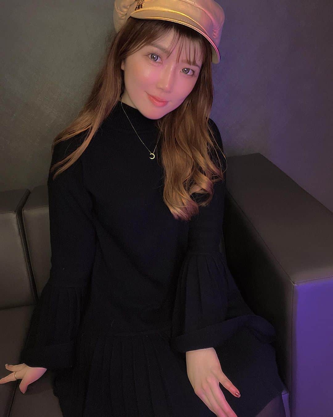 CHIHIROのインスタグラム：「3月にLINELIVEのサービスが終わるので 今日はラストLINE LIVEしました🎙  リリースの度に毎回配信してたし オンラインLIVEもしたし 思い出がいっぱいのLINE LIVE🌹  最後はみんなとお話しできて幸せ。 スタッフさん欠席のため まさかのカラオケ配信！ RESETや新曲、卒恋 カバーも歌いました🤍 つんつんTimeも🥺  いつもみてくれた皆さんありがとう。  これからはTikTok LIVEをするので ぜひチェックしてくださいね😌  制作も頑張るよ🤍🖤」