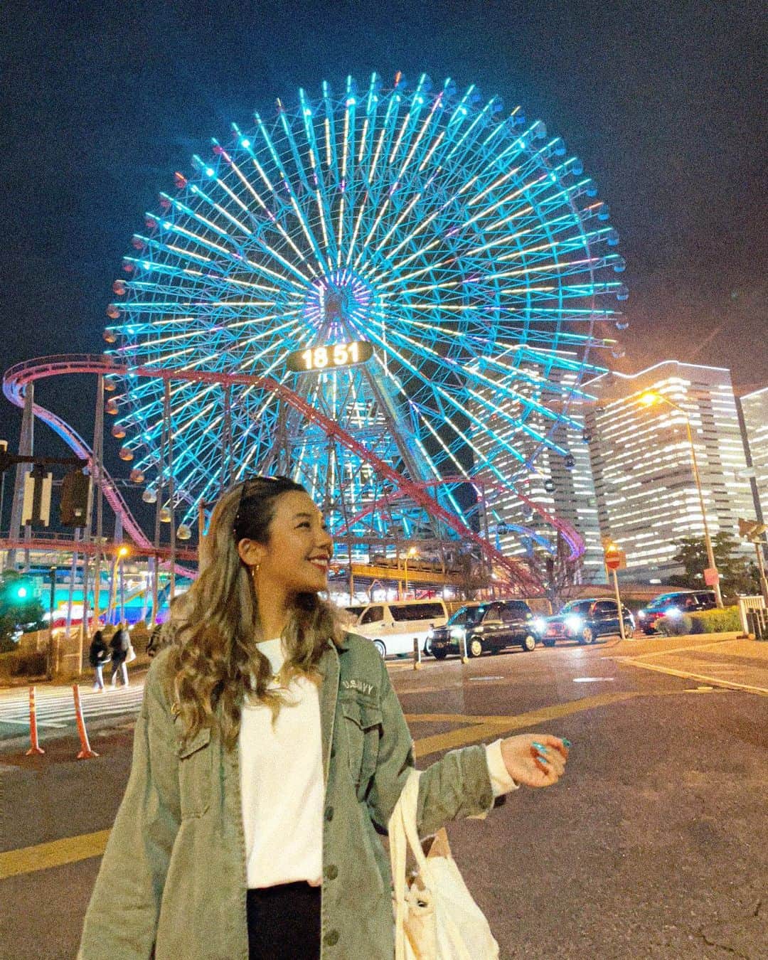 Eminanaのインスタグラム：「. . ここのキラキラ夜景がたまらなくすき☺️ . コスモワールドの観覧車は みなとみらいのシンボルだね🎡 . . #みなとみらい#タビジョ#帰省#神奈川県#神奈川おすすめ#横浜おすすめ#横浜夜景#夜景#デートスポット#夜景スポット#観覧車#コスモワールド#みなとみらい夜景#yokohama#ファッション#コーデ#女子旅」