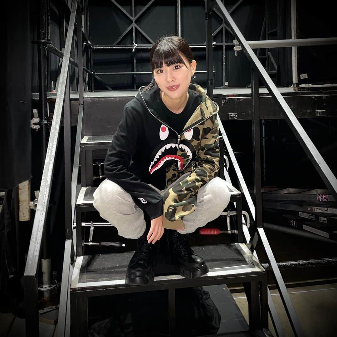 渡辺菜月のインスタグラム：「@bape_japan   🦈🖤  #なっちゃんスタイル #stu48 #渡辺菜月 #fashion #abathingape」