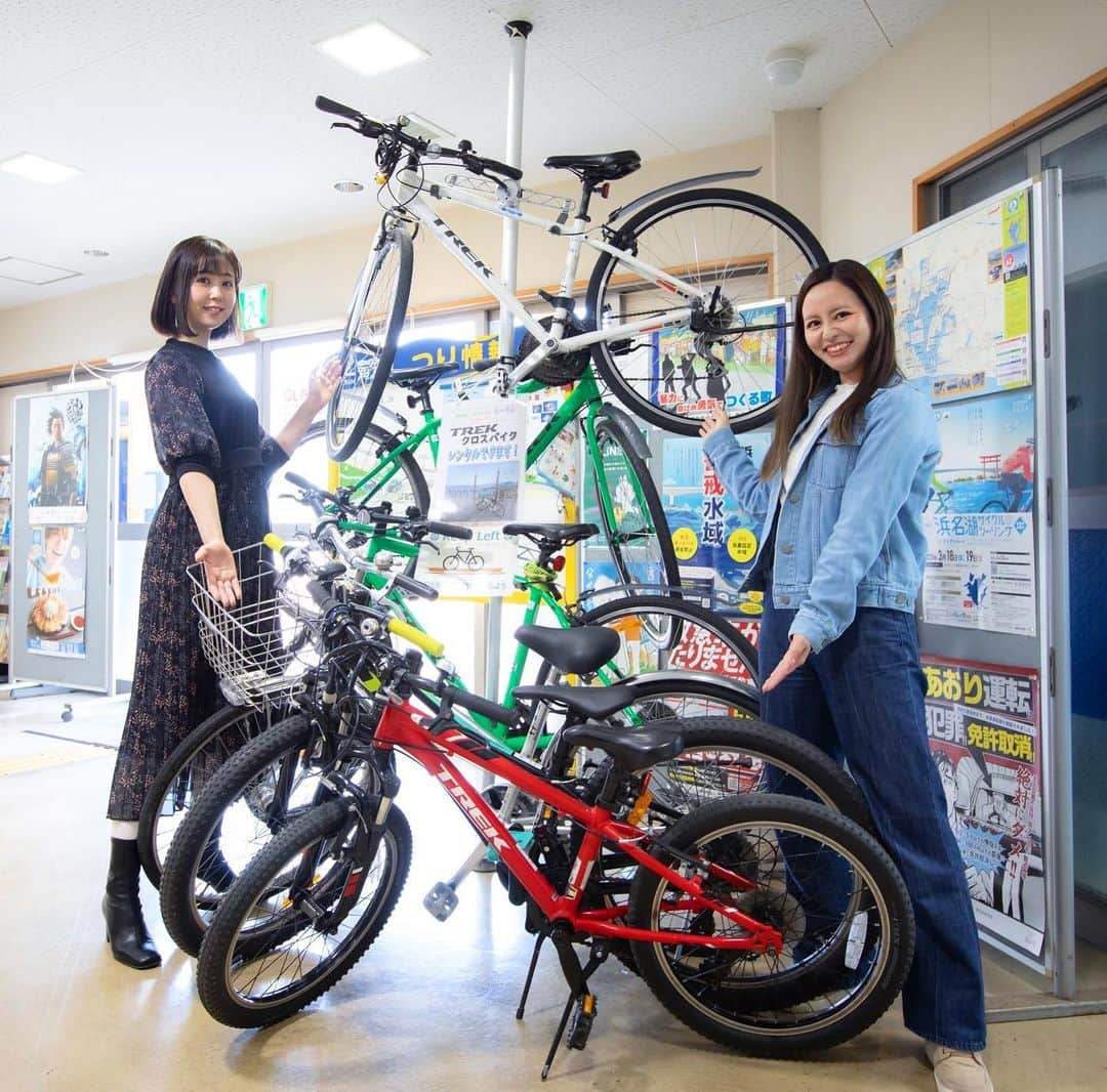 遊佐ちえみさんのインスタグラム写真 - (遊佐ちえみInstagram)「🚲  レンタサイクルで湖西巡り！！  📍海湖館   湖西市新居町新居官有無番地    ゆ～りん海湖館ターミナル  ★料金★  大人510円／小人310円 (1日)  ■レンタサイクル車種 クロスバイク／普通自転車／こども用自転車  ■レンタル料とは別に保証料1030円が必要です。  ★電話番号★ 053-594-6624  ★営業時間★ 9：00-17：00 ※7月・8月は18：00まで  ★定休日★ 月曜日、年末年始 ※月曜日が祝日の場合は翌日が定休日 ※夏季（7月中旬～8月末）は無休  車でドライブもいいけれど、お天気がいい日は サイクリング🚴‍♂️もいいですよ！ 自転車だからこそ出会える絶景も魅力の一つです😍    photo by @satomi_mtrs   #静岡 #静岡県 #湖西 #湖西市 #レンタサイクル #サイクリング #レンタル自転車 #自転車 #海の湖HAMANAジェンヌ #visit浜名湖」3月26日 21時39分 - yusa_cgram