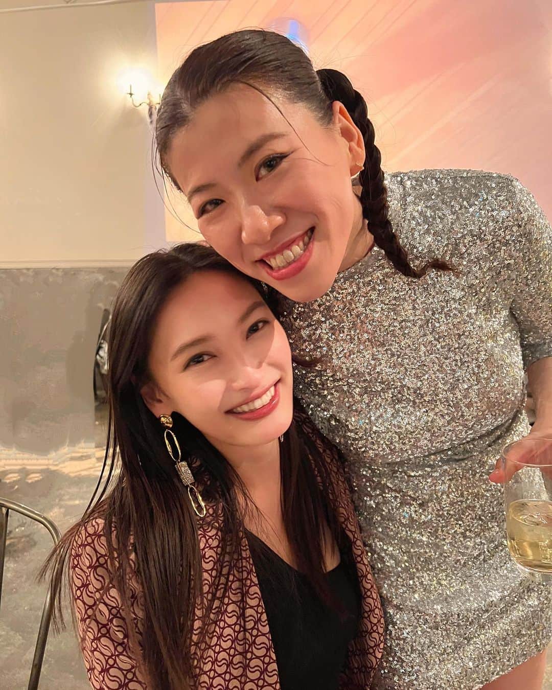 大政絢のインスタグラム：「先日、大切な友人 @miyamoto_yuri_  の結婚式がありました👰‍♀️✨  出会ったのは10代の時。20代を一緒に過ごしお互い30代になり、色んな変化がありました。常に連絡を取り合っているので私のことは何でも知っているんじゃないかな😂  そんな大切な大切な友達の結婚式。 ドレス姿を見た瞬間から涙が止まりませんでした🥺✨  そして、ダイエットもたくさん頑張っていたのでのんちゃんとお疲れ様会を🍷✨ピザにパスタと美味しいご飯をたくさん食べてまた幸せ充電✨  由梨ちゃんいつもありがとう❤️  ❤️❤️❤️」