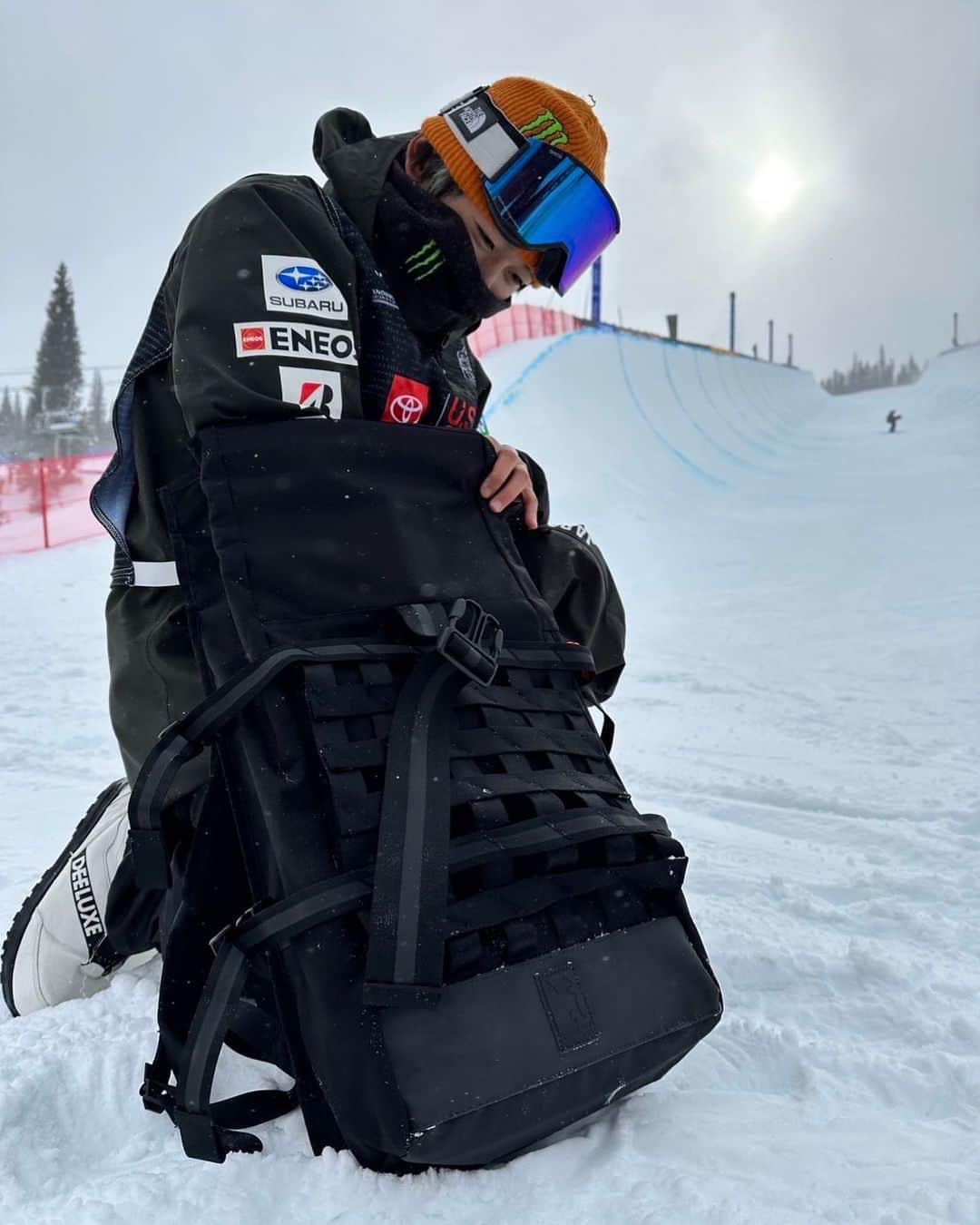 戸塚優斗のインスタグラム：「This is great backpack ever. It's tough bag and always nice to fit my body when I cruse around mountains. And it keep every thing super dry inside even in the heavy snow and rain.   Thanks CHROME JAPAN！  #chrome_japan @chrome_japan @yonexsnowboards_japan」