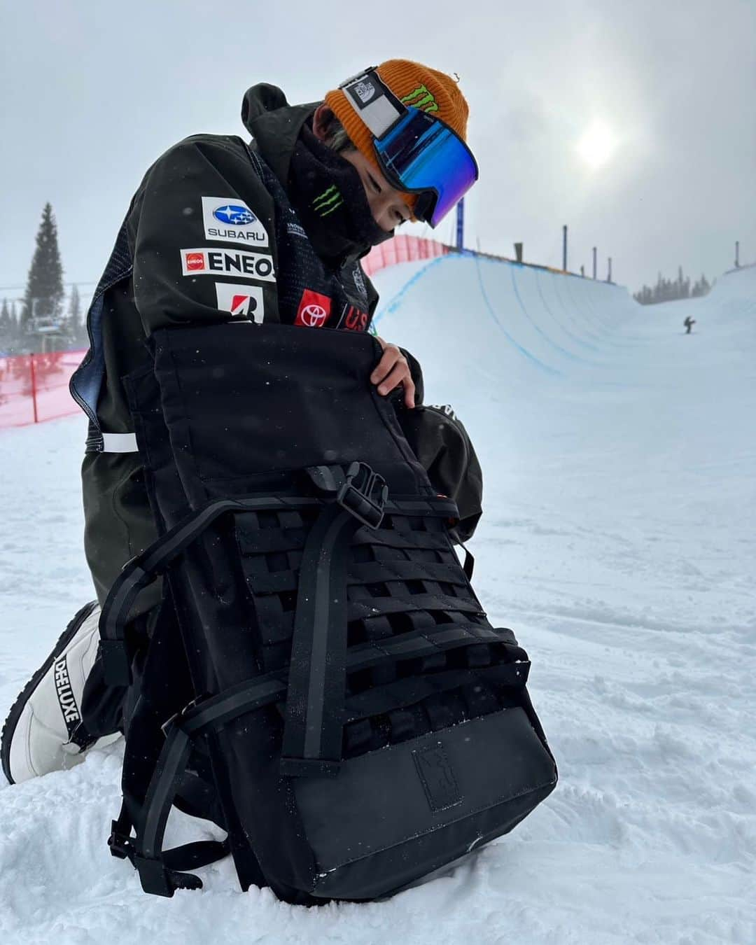 戸塚優斗さんのインスタグラム写真 - (戸塚優斗Instagram)「This is great backpack ever. It's tough bag and always nice to fit my body when I cruse around mountains. And it keep every thing super dry inside even in the heavy snow and rain.   Thanks CHROME JAPAN！  #chrome_japan @chrome_japan @yonexsnowboards_japan」3月26日 21時44分 - yuto_totsuka