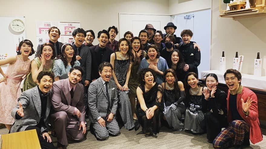 のインスタグラム：「わー  おわてしもた 泣けるひとりで今電車で泣いてるー  寂しすぎるー  こんな素敵なカンパニーで四ヶ月。 私もそうでしたが、皆さんそれぞれいろんな人間ドラマ生活あったとおもいます。  この舞台というものはほんとに魔がいるね。 時には悪魔、でも今回はエンジェルがずっと見守ってくれた気がした。  だって一公演も逃さず全部やったんですよ👏 なによりそれは舞台、音楽、演劇の神様に見守られたとしか思えない。  私にとってはエフィをやれたことは勿論。 この素晴らしいカンパニーの人1人ずつと過ごせたことが何よりの宝物です。 　ほんとみんな素晴らしい。 　見に来てくださった皆様、感じてくださった皆様に感謝。  またいつか、夢で会いましょう！  #伝説のドリームガールズ2023」