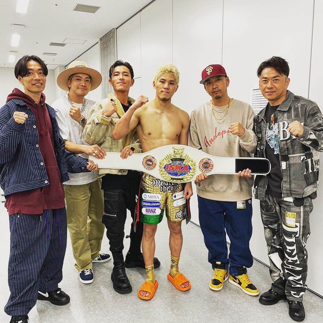 のインスタグラム：「LEGENDARY MOMENT👀  今日までの努力は半端なかったと思う。この言葉ですら軽すぎるぐらい。リングに立つまで自分を鼓舞し続け、しっかりK.O勝ち。 バックステージで「勝って良かった〜」の一言を聞いた時は、グッとくるものがあった。目には見えない、言葉では表せれない、とんでもなくでっかいもんを背負って闘いに挑んでたんだな。と。俺たちの音楽が、そんな背中を少しでも押せたなら、本当に嬉しい。一曲を歌うのにあんなに緊張したのは久々だし、そのあとに試合が終わって、勇気をもらってたのは俺たちの方だ。今日あんなに素敵な舞台に立たせてくれて、ありがとう✨ そして本当にお疲れ様。 心からおめでとう🔥🔥  さあ、飲みに行こう‼️😆✨  #原口健飛 #最強」
