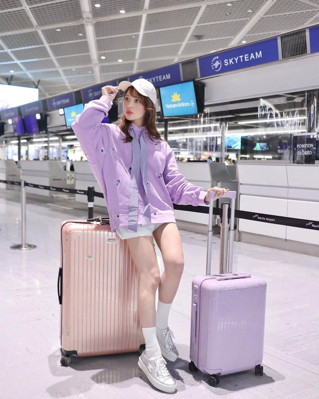 小沼瑞季さんのインスタグラム写真 - (小沼瑞季Instagram)「⁡ 行ってきまーす✈️✈️✈️💓 ⁡ ⁡ ⁡ 本日3/26からベトナム航空のダナン直行便が再開🎉 ⁡ 成田空港から直行で大人気リゾート地 ダナンへまた行けるようになりました🌴🍹 トランジットなしはめちゃくちゃ楽ちん！ ⁡ そして今回もビジネスクラスを利用させて頂いたのですが 居心地も良く爆睡できて本当に良かった🥹💓！！ ⁡ 前回のダナン本当に楽しかったので また観光できるのが楽しみです🧸💭 ⁡ ⁡ ⁡ ⁡ 今日はパープル推しコーデ💜  ⁡ tops #patou pants #zara suitcase #rimowa cap,sneaker #celine ⁡ ⁡ #vietnamairlines #vietnamairlinejapan #4starairlines #4star4you #LOVETABI #ベトナム航空 #ベトナム旅行 #ダナン旅行 #成田空港 #naritaairport #pr #空港コーデ #飛行機コーデ #スーツケース #パトゥ #キャリーバッグ #リモワ #セリーヌ #みいきコーデ #みいきとらべる✈️ ⁡」3月26日 21時55分 - mizukikonuma