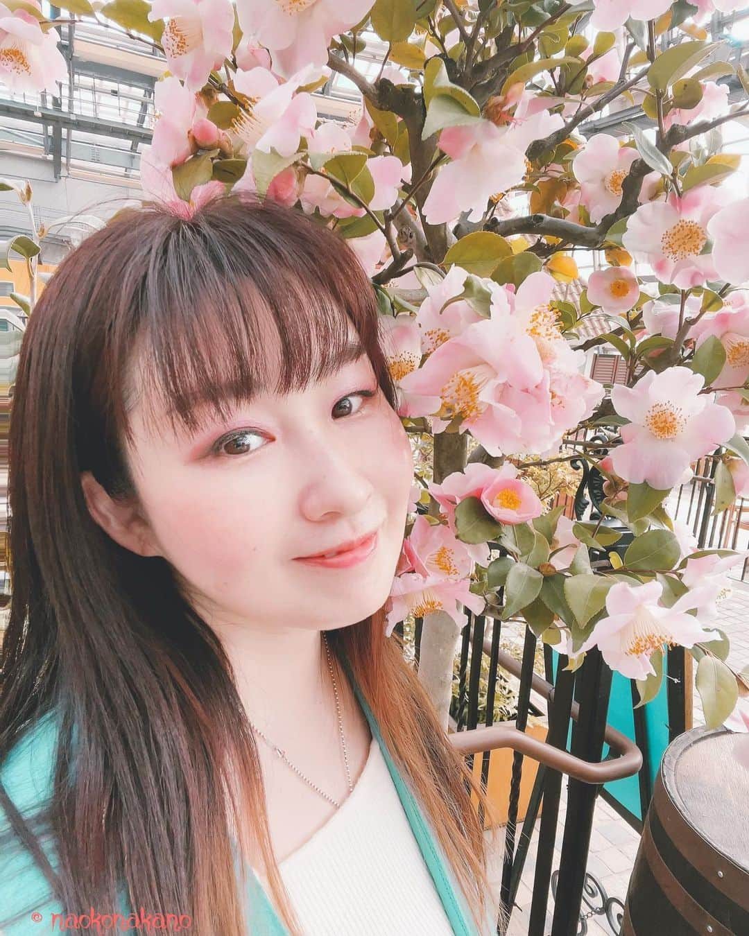 中野菜保子のインスタグラム：「. 「4月版待受カレンダーでた✨📱📸✨」 写真は🍎🍎🍎🍎🍎🍎🍎🍎🍎枚 1:お花の名前わからず 2:公式QRコード 4:🌷 8:🌸 10:強風で前髪おさえたらシチサン分けになった . . ご機嫌いかがですか？（≧∇≦）？  もうすぐ4月だ！ 春だ！！  ということで  好評のスマホ待受カレンダーは お花たちと共に撮影してまいりました💐🌷🌸  今年は桜の開花が早かったですね 過ごしやすい季節が長くなるといいなぁ . . 4月版スマホ待受カレンダーは 昨日25日から 公式まとめサイトにて 販売スタートしてます😊📱  データでダウンロードできるので 保存をお忘れなく☆ (紙媒体での販売はありません)  1枚200円  デザインは3種類 まとめ買い割引アリです  9:16のフルサイズで 中野をお楽しみ下さい . . 公式まとめサイトへは プロフィール欄のリンクか ハイライトから飛べます🍓🍓🍓  「Photo Store」の ポップアップをタップすると 入れますよ！！ . ※クリスマス・1〜3月版も 引き続き販売中  ・・・実は髪色が変わったのは ナイショですよ😌 ＊ ＊ ＊ #公式まとめサイト #4月版 #スマホ壁紙 #スマホ待受 #限定写真 #限定グッズ #スマホカレンダー #春 #講演会 #桜咲く#チューリップ咲く #脚本家 #中野菜保子 #columnist #actor #hollywoodstars #cm  #actress #舞台役者 #コラムニスト #stage #tvshow #moviestars #model #performer #表現者 #俳優 #女優 #演劇 #映画 @syanhaijitensya」