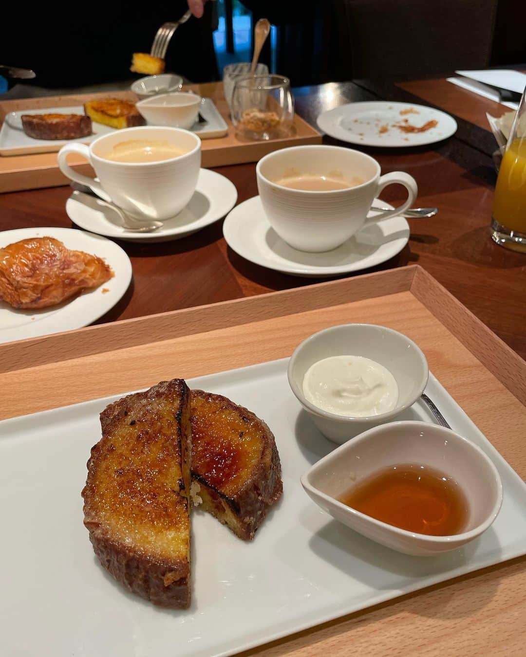 曲渕伊代さんのインスタグラム写真 - (曲渕伊代Instagram)「カモガワリバービュー🦆 朝食に食べたピエールエルメのクロワッサンと フレンチトーストが美味しすぎた🫠 #diptyque のアメニティも サウナもプールもスパもあって ずーっとホテルで過ごす京都もよきよき🫶」3月26日 21時51分 - iyo_m2f