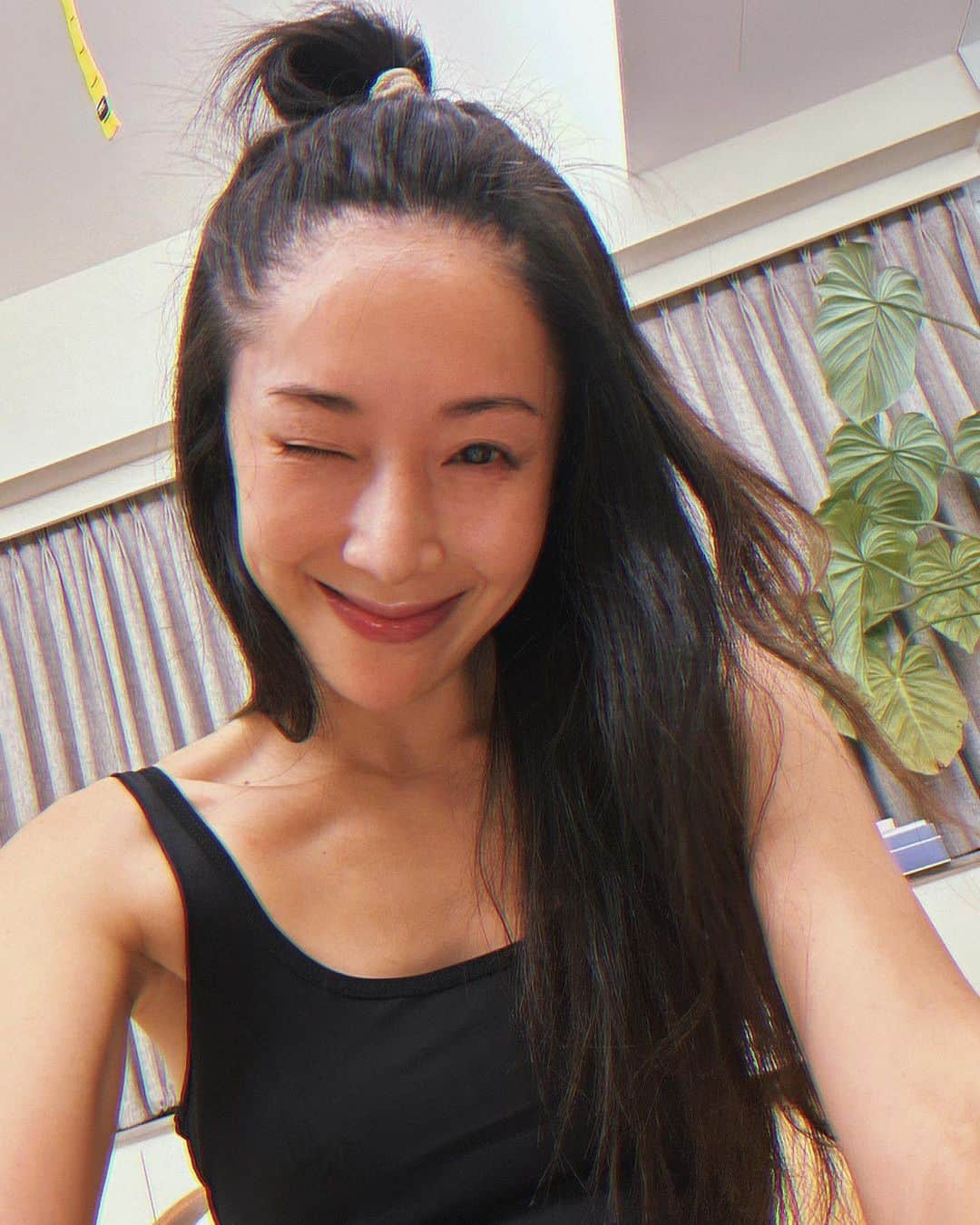 のインスタグラム：「晚上道了晚安正要起身，奧里叫住我：「媽咪，我需要一些溫暖的東西，我很冷。」  「趕快蓋好被子寶貝。」我把燈打開看看他的狀況。 摸摸手腳後確認都暖暖的，但他還是說被子太冰了不夠。  我有點疑惑：「那怎麼辦？你需要什麼嗎？」  奧里用招牌狗狗眼加上八字眉望著我 :   「我需要躺在妳的懷裡。」  認真說完自己還賊笑出來。  覺得，想跟我睡可以直說之嘴巴到底要多甜啊這小子！🤍  #4y3m」