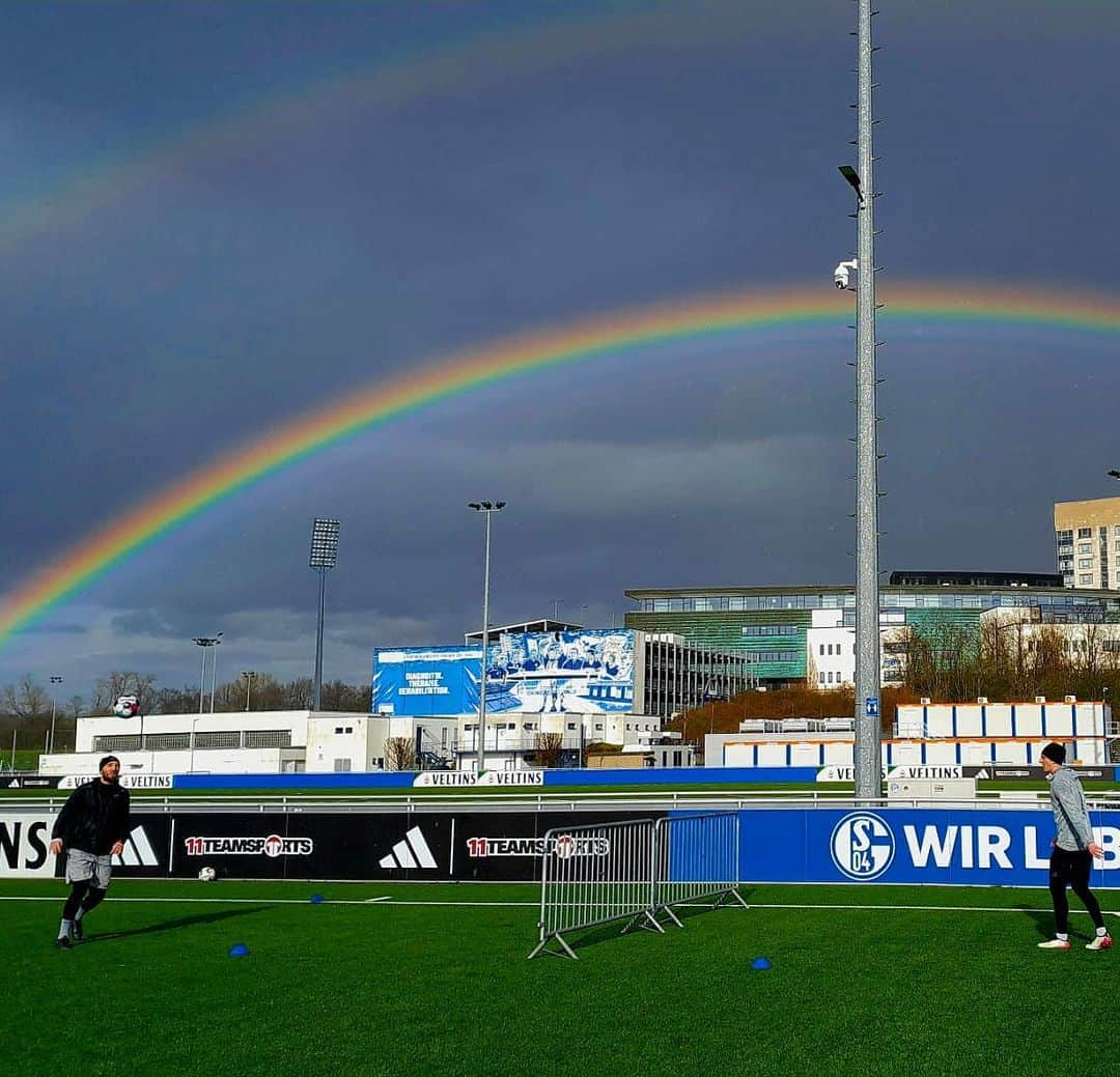 マルコ・ヘーガーのインスタグラム：「Einfach genießen 🌈💙🤍⚽️  #skyline #ruhrpott #liebe #love #schalke #rehabilitation #work #training #focus #hardworkpaysoffs #belief #blessed #positivevibes #fun #thankful #blauundweißeinlebenlang #einmalschalkerimmerschalker #s04 #enjoy #whataview #rainbow」