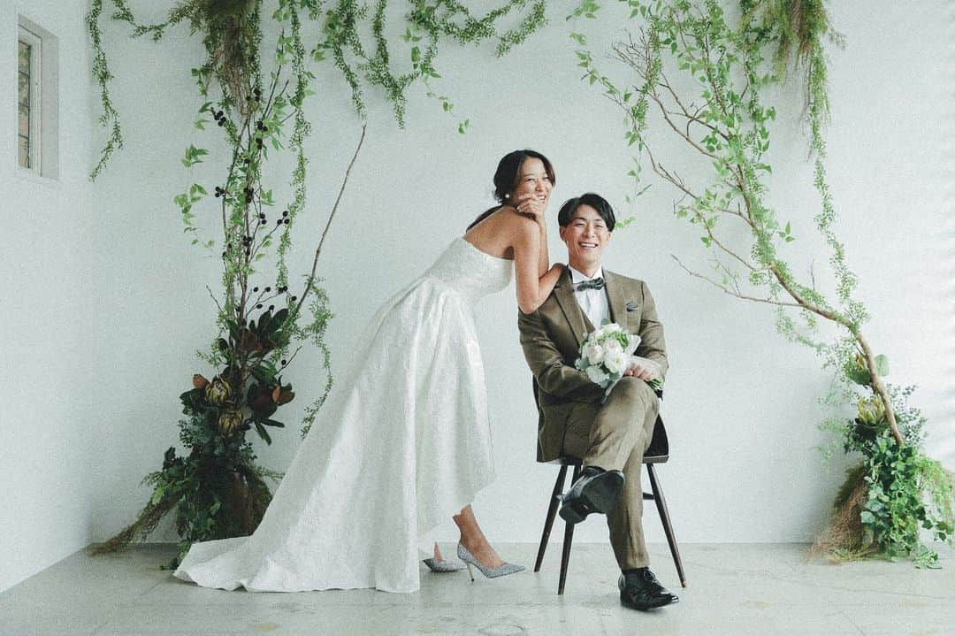 上野智子のインスタグラム：「結婚記念日❤︎ 本当にあっという間の1年だった。  家族が増えた新たな1年、どうなるかな。楽しみだな:)  #0326 #weddingphotography #入籍日 #前撮りドレス #結婚2年目 #ウェディングフォト」