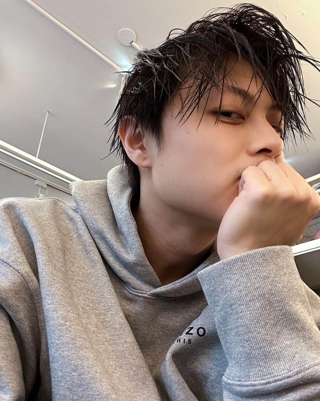 プリンス・チウのインスタグラム：「淺髮系畢業 回歸正常髮色😜 #變髮圖強  營業中 誰正在？」