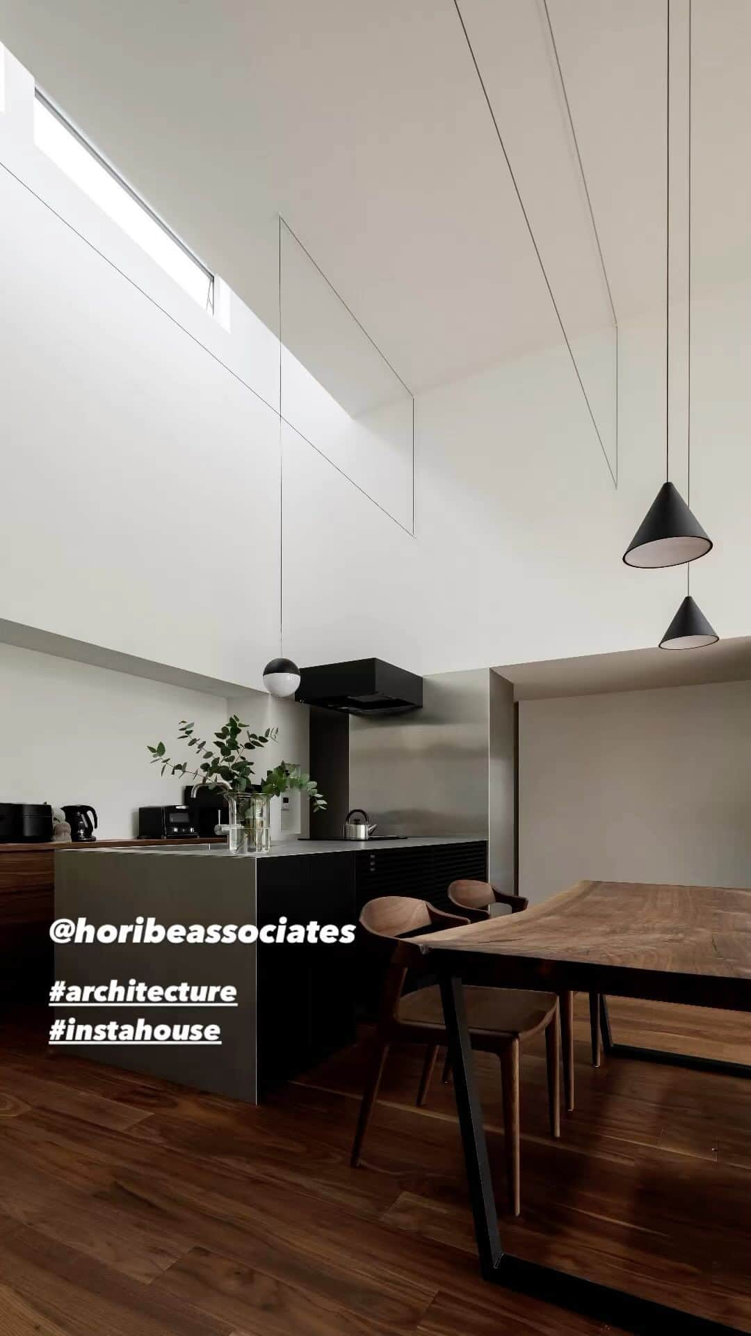 Horibe Associates co., ltd. のインスタグラム：「天井高さ4ｍのLDKを中心とした平屋の住宅  紀の川の家  more⇨@horibeassociates  photo  今西浩文  #architecture #建築家 #建築#マイホーム#design#modern#architects#architettura##マイホーム計画#マイホームメモ #architecturephoto#archilovers#architecturephotography#架构#架構#architettura#平屋#平屋の家」