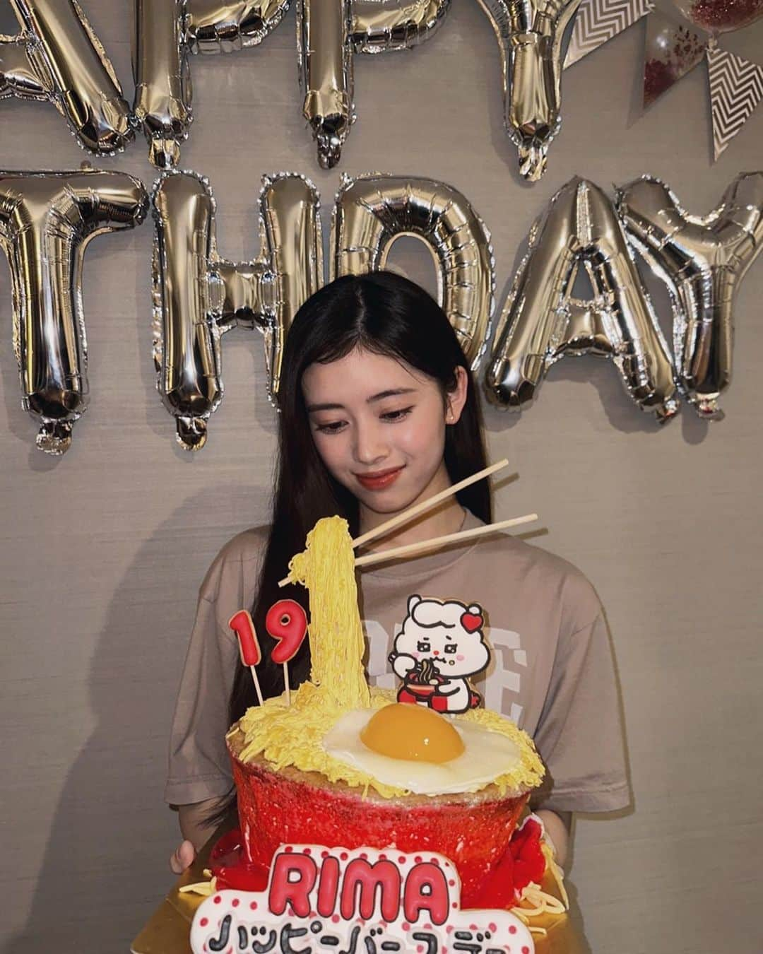 NiziUさんのインスタグラム写真 - (NiziUInstagram)「19❤︎  I turned 19 today :)  Thank you for celebrating 🥳  I love you all~~~ <3   今日19歳になりました！ ファンの皆さんの声援を聞くことができて本当に感動しました！最高のプレゼントをありがとうございます！ これからも沢山ハッピーを作っていきましょ〜❤︎ WithU大好きだよ〜  오늘 축하해주신 여러분들~ 정말 감사합니다!  위쥬 덕분에 정말 행복했어요 ~! 앞으로도 함께 해요❤︎  #NiziU #RIMA #thankyou #ily」3月26日 22時06分 - niziu_artist_official