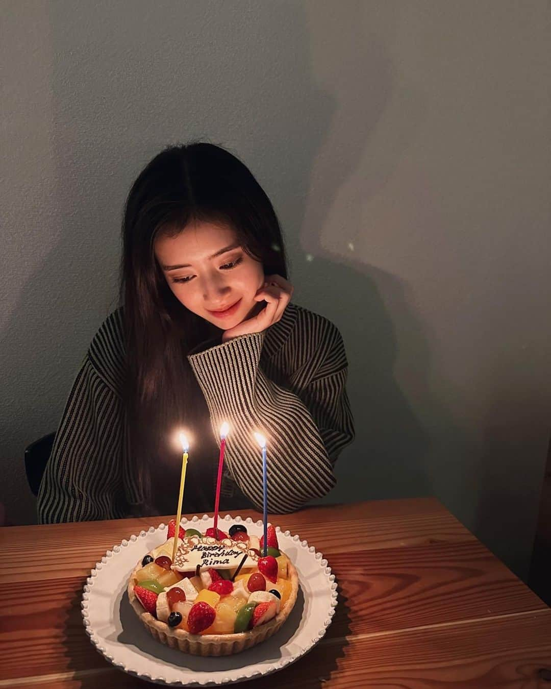 NiziUさんのインスタグラム写真 - (NiziUInstagram)「19❤︎  I turned 19 today :)  Thank you for celebrating 🥳  I love you all~~~ <3   今日19歳になりました！ ファンの皆さんの声援を聞くことができて本当に感動しました！最高のプレゼントをありがとうございます！ これからも沢山ハッピーを作っていきましょ〜❤︎ WithU大好きだよ〜  오늘 축하해주신 여러분들~ 정말 감사합니다!  위쥬 덕분에 정말 행복했어요 ~! 앞으로도 함께 해요❤︎  #NiziU #RIMA #thankyou #ily」3月26日 22時06分 - niziu_artist_official