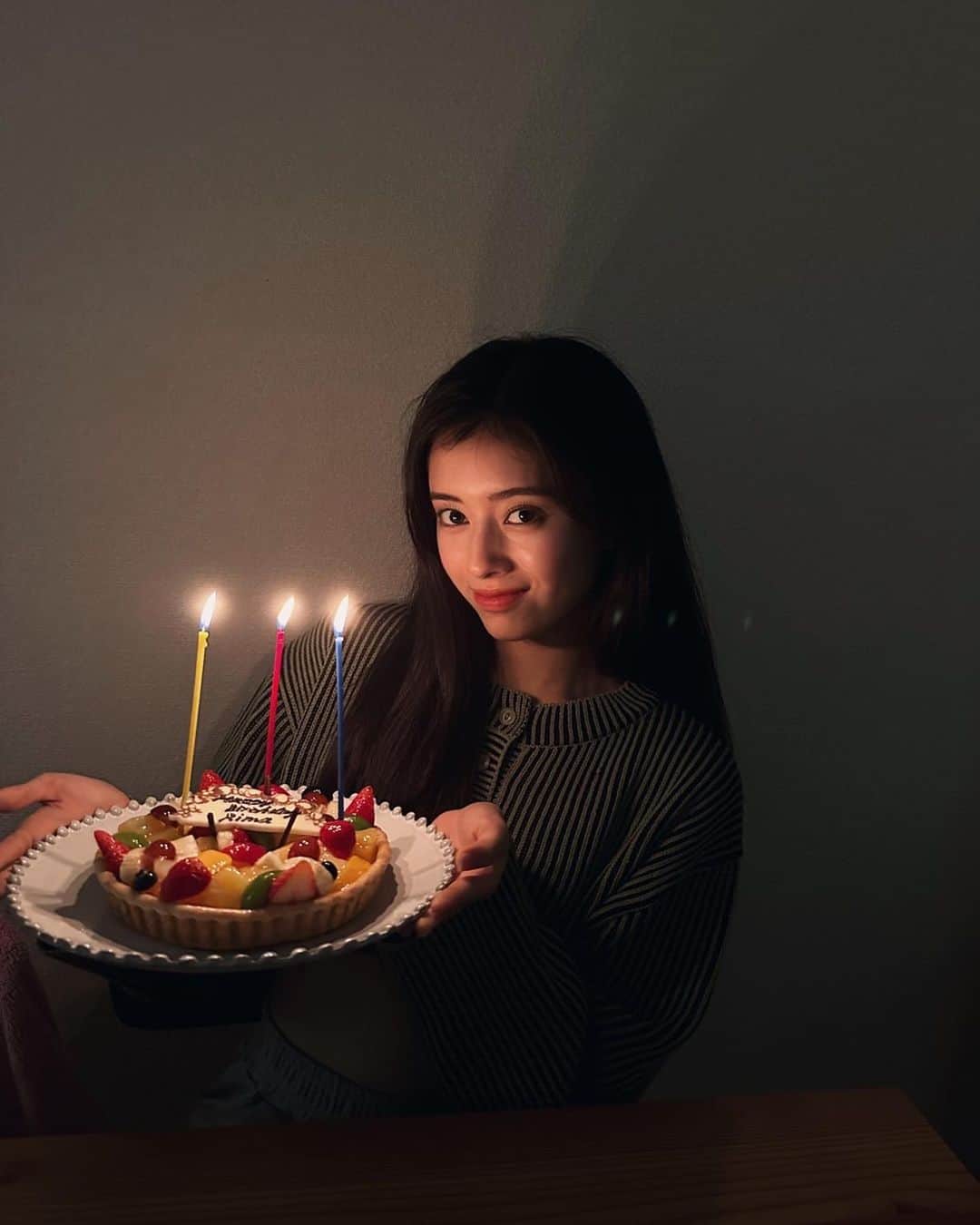 NiziUさんのインスタグラム写真 - (NiziUInstagram)「19❤︎  I turned 19 today :)  Thank you for celebrating 🥳  I love you all~~~ <3   今日19歳になりました！ ファンの皆さんの声援を聞くことができて本当に感動しました！最高のプレゼントをありがとうございます！ これからも沢山ハッピーを作っていきましょ〜❤︎ WithU大好きだよ〜  오늘 축하해주신 여러분들~ 정말 감사합니다!  위쥬 덕분에 정말 행복했어요 ~! 앞으로도 함께 해요❤︎  #NiziU #RIMA #thankyou #ily」3月26日 22時06分 - niziu_artist_official