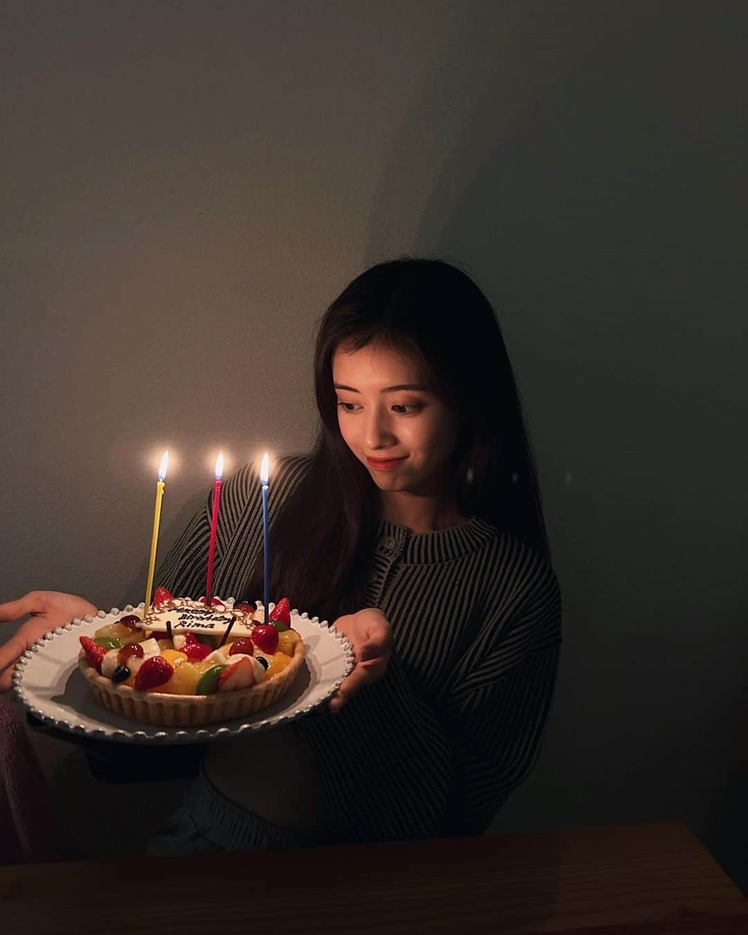 NiziUさんのインスタグラム写真 - (NiziUInstagram)「19❤︎  I turned 19 today :)  Thank you for celebrating 🥳  I love you all~~~ <3   今日19歳になりました！ ファンの皆さんの声援を聞くことができて本当に感動しました！最高のプレゼントをありがとうございます！ これからも沢山ハッピーを作っていきましょ〜❤︎ WithU大好きだよ〜  오늘 축하해주신 여러분들~ 정말 감사합니다!  위쥬 덕분에 정말 행복했어요 ~! 앞으로도 함께 해요❤︎  #NiziU #RIMA #thankyou #ily」3月26日 22時06分 - niziu_artist_official