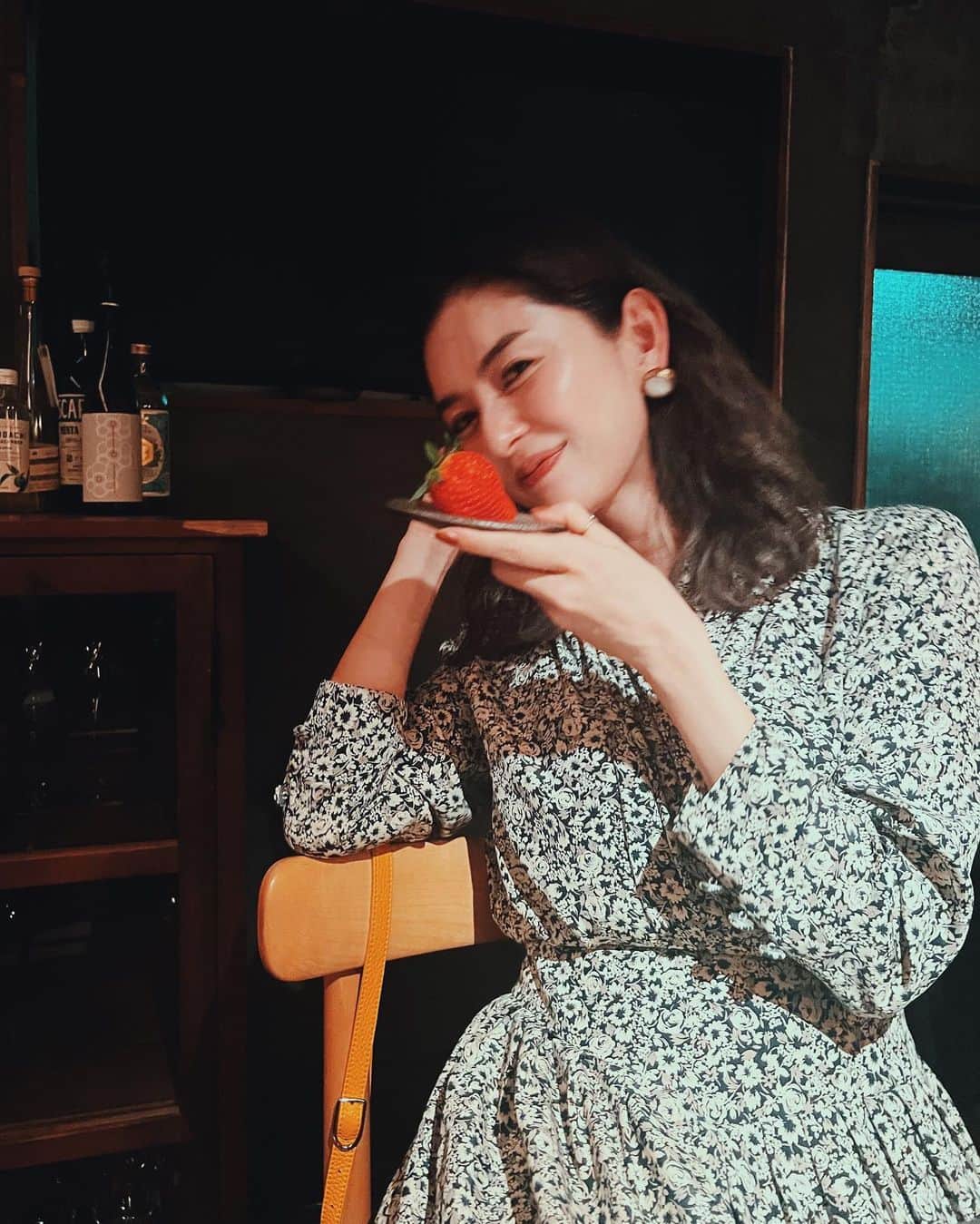 白澤貴子のインスタグラム：「The special dinner with 🍓  @cadeaurouge.jp にご招待いただき　@kermistokyo のスペシャルディナーへ。  絶対にひと口では頬張ることのできない大きな大きな @cadeaurouge.jp のイチゴちゃんたちはなんといってもその芳醇な香りが魅力。  それを愉しめるお皿を含んだ贅沢なコースに舌鼓を打ちながら友人とキャッチアップ。  それにしてもイチゴって、自然とみんなを笑顔にする力と存在感を持つ果物。  このチャーミングさ、なんとも羨ましい。  今はどう頑張っても到底敵わないけれど、おばあちゃんになるまでにはなんとか習得したい、と密かに企んでる。  #イチゴ師匠」