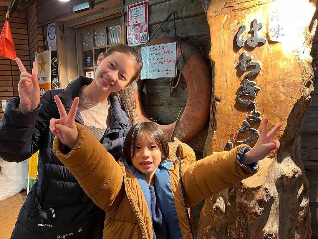 山田泰三さんのインスタグラム写真 - (山田泰三Instagram)「旭山動物園🐧🐻‍❄️ 10年前は大雪だったけれど今回はお天気に恵まれました☀️ 「行動展示」のトップランナーだけあって、大人も楽しい！ 札幌に戻って、晩ごはんは「はちきょう」🍺 子連れで時間も限られているのでゴリゴリの定番ばっかりになっちゃいますね😅 でも、つっこ飯美味しかったー🟠 いや、北海道は何食べても美味しい👍 子供が普段手をつけないウニも食べてました。 北海道最高！ #北海道旅行 #家族旅行 #ご褒美旅行 #中学受験 #子役 #山田花凜 #札幌 #旭山動物園 #動物園 #はちきょう #つっこ飯 #いくら #いくら好き #毛蟹 #カニ好き #刺身 #刺身好き #海鮮好き」3月26日 22時08分 - taizoyamada_official