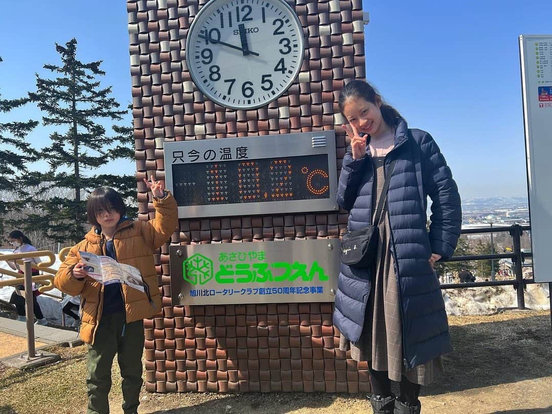 山田泰三のインスタグラム：「旭山動物園🐧🐻‍❄️ 10年前は大雪だったけれど今回はお天気に恵まれました☀️ 「行動展示」のトップランナーだけあって、大人も楽しい！ 札幌に戻って、晩ごはんは「はちきょう」🍺 子連れで時間も限られているのでゴリゴリの定番ばっかりになっちゃいますね😅 でも、つっこ飯美味しかったー🟠 いや、北海道は何食べても美味しい👍 子供が普段手をつけないウニも食べてました。 北海道最高！ #北海道旅行 #家族旅行 #ご褒美旅行 #中学受験 #子役 #山田花凜 #札幌 #旭山動物園 #動物園 #はちきょう #つっこ飯 #いくら #いくら好き #毛蟹 #カニ好き #刺身 #刺身好き #海鮮好き」