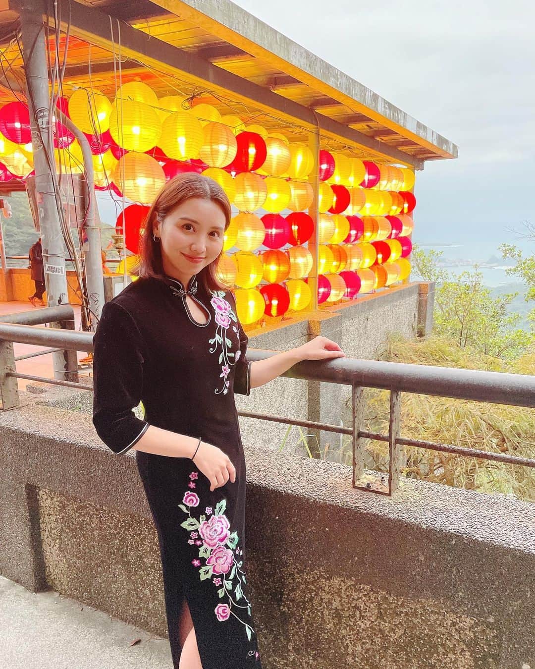姫歌ひな乃のインスタグラム：「寒くなかったらグリーンの半袖チャイナが着たかった🥺🍃  #台湾　#九份　#trip」