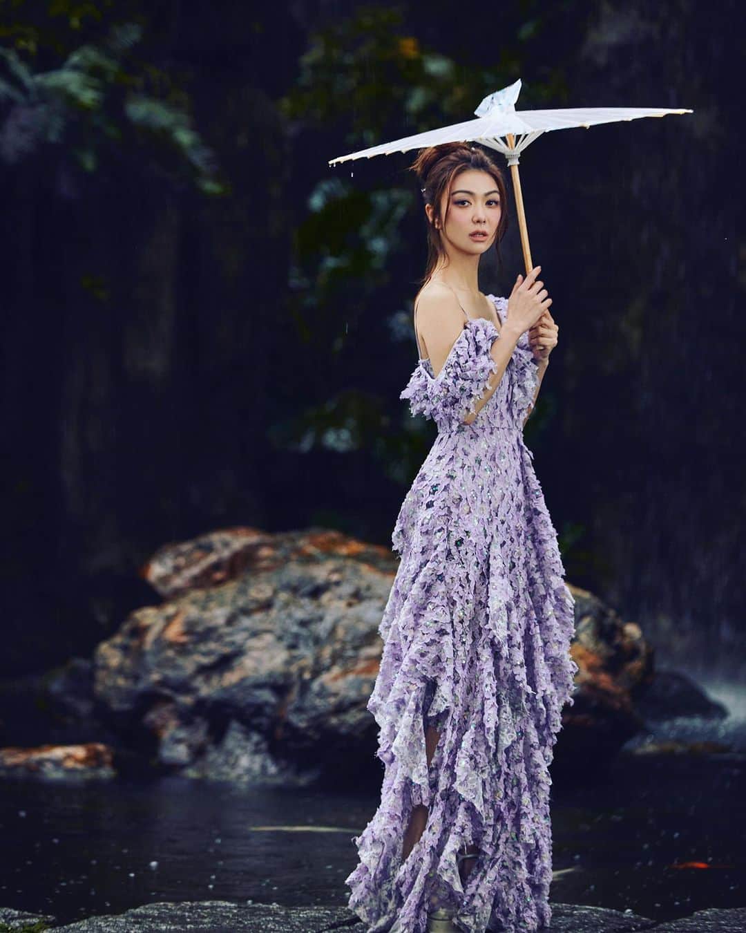 フィオナ・シットさんのインスタグラム写真 - (フィオナ・シットInstagram)「The umbrella is not a prop, it was raining cats & dogs ☘️🥹☘️」3月26日 22時12分 - physit