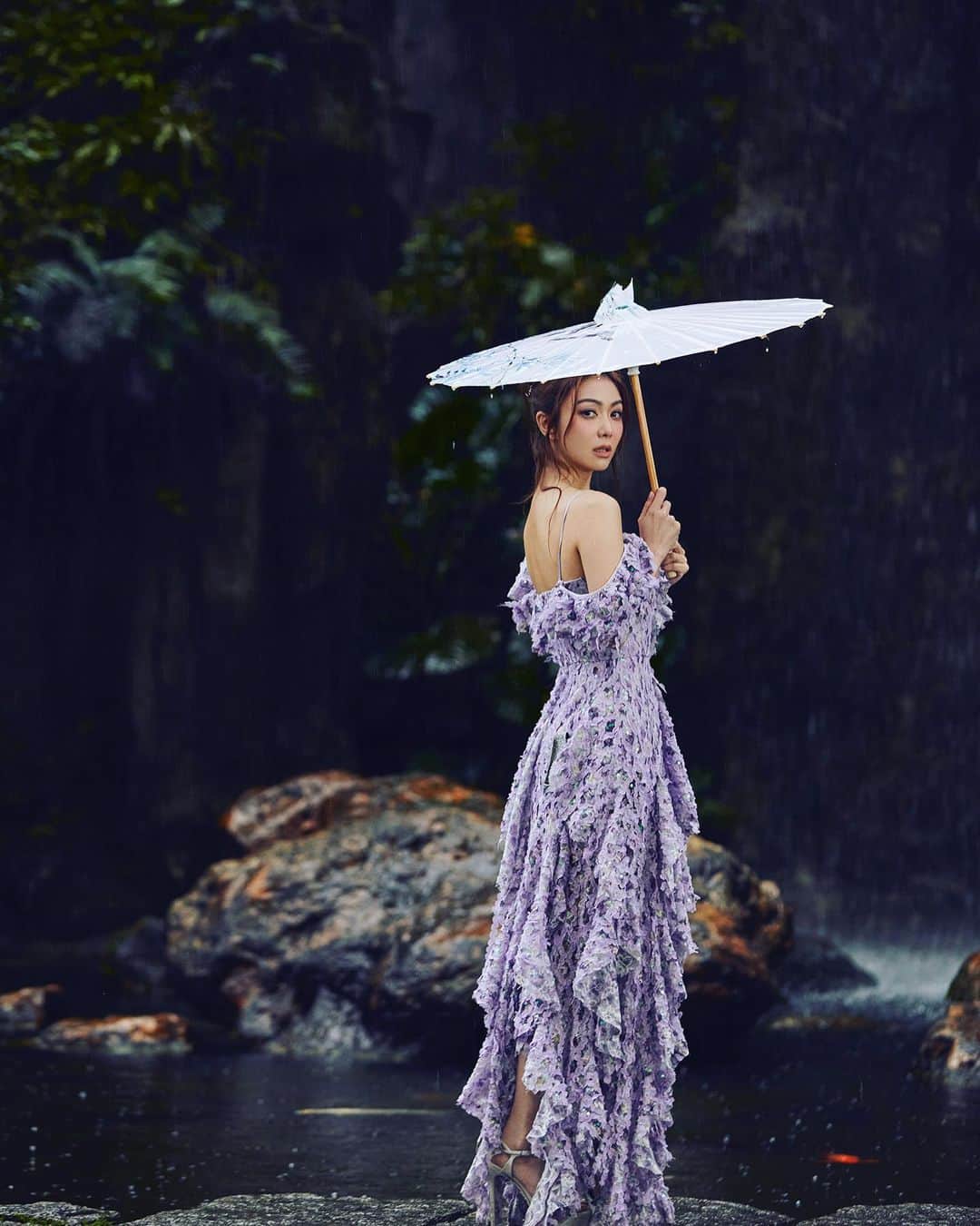 フィオナ・シットのインスタグラム：「The umbrella is not a prop, it was raining cats & dogs ☘️🥹☘️」