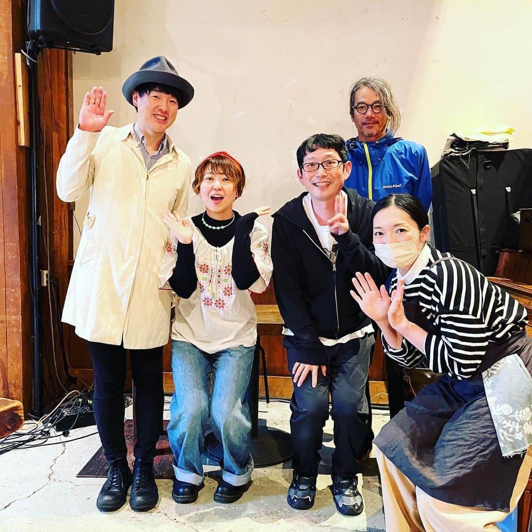 カジヒデキさんのインスタグラム写真 - (カジヒデキInstagram)「本日名古屋K.D.ハポンさんでの『GREAT SEMLA PARTY』2日目、とても楽しく終了しました！ソールドで満員の会場にASHさんのキラキラしたネオアコと、オルタナな爆音ギターが鳴り響き、みんなを魅了しました！カッコ良かった✨❄️急遽GREEN ROADやささやかを演ったのも良かったな。ASH、2日間ありがとうございました！そして、月のひなたさんの美味しいセムラも完売㊗️来て下さったほとんどの方が買って下さったようです。沢山の方に見て頂けて最高に嬉しかったです！ありがとうございました。K.D.ハポンのももじさんとぐんまさん、月のひなたの高田さんに大感謝です✨ありがとう！  次のライブは4/8と4/9のIVORY CAFE 2days。4/16は静岡のキャトルエピス さんでセムラパーティーのファイナルです✨各会場でお会いしましょう🌈  #カジヒデキ #ash #greatsemlaparty  #kdハポン #名古屋 #月のひなた  #セムラ #semla」3月26日 22時17分 - hideki_kaji