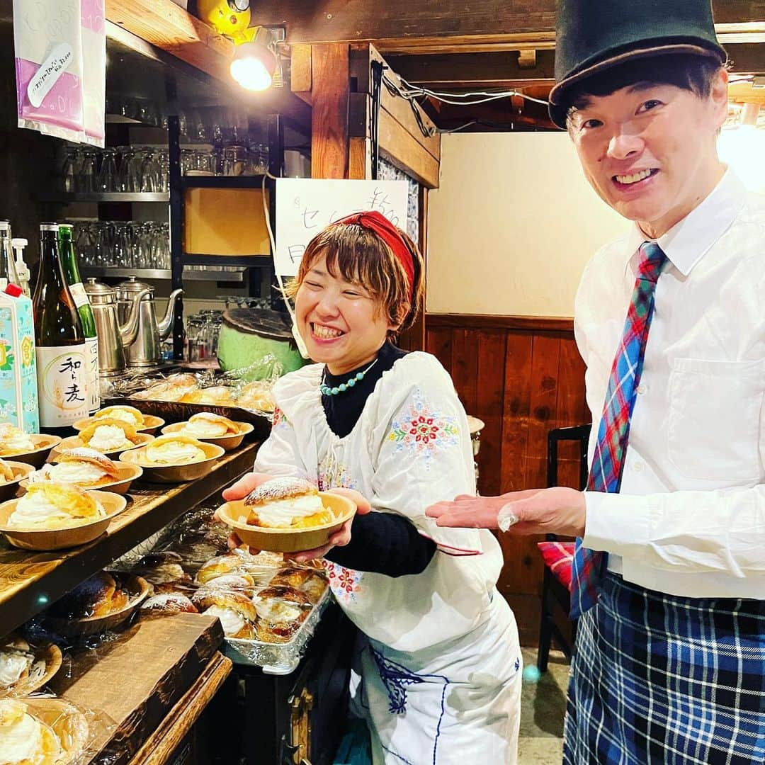 カジヒデキさんのインスタグラム写真 - (カジヒデキInstagram)「本日名古屋K.D.ハポンさんでの『GREAT SEMLA PARTY』2日目、とても楽しく終了しました！ソールドで満員の会場にASHさんのキラキラしたネオアコと、オルタナな爆音ギターが鳴り響き、みんなを魅了しました！カッコ良かった✨❄️急遽GREEN ROADやささやかを演ったのも良かったな。ASH、2日間ありがとうございました！そして、月のひなたさんの美味しいセムラも完売㊗️来て下さったほとんどの方が買って下さったようです。沢山の方に見て頂けて最高に嬉しかったです！ありがとうございました。K.D.ハポンのももじさんとぐんまさん、月のひなたの高田さんに大感謝です✨ありがとう！  次のライブは4/8と4/9のIVORY CAFE 2days。4/16は静岡のキャトルエピス さんでセムラパーティーのファイナルです✨各会場でお会いしましょう🌈  #カジヒデキ #ash #greatsemlaparty  #kdハポン #名古屋 #月のひなた  #セムラ #semla」3月26日 22時17分 - hideki_kaji