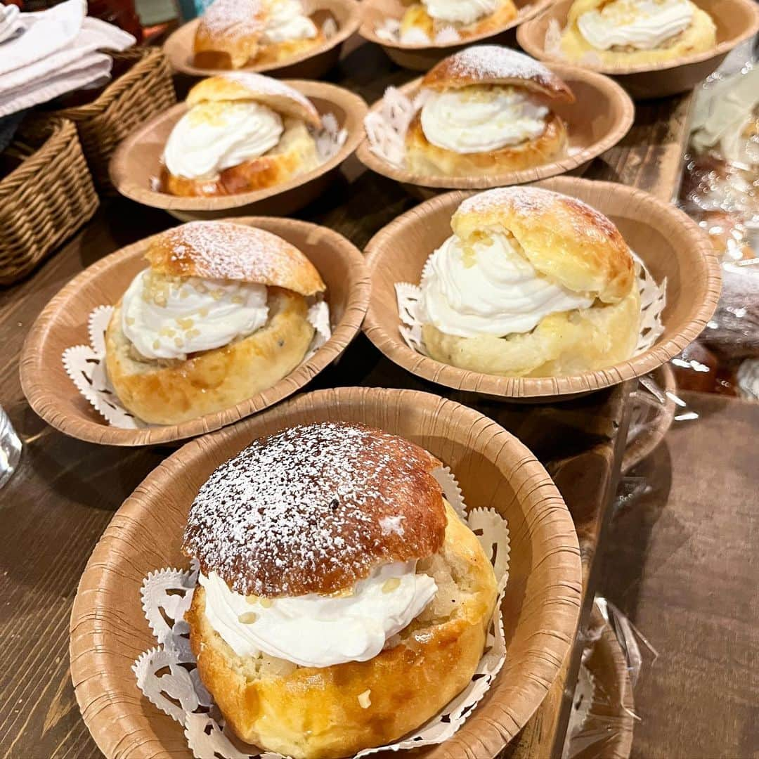 カジヒデキさんのインスタグラム写真 - (カジヒデキInstagram)「本日名古屋K.D.ハポンさんでの『GREAT SEMLA PARTY』2日目、とても楽しく終了しました！ソールドで満員の会場にASHさんのキラキラしたネオアコと、オルタナな爆音ギターが鳴り響き、みんなを魅了しました！カッコ良かった✨❄️急遽GREEN ROADやささやかを演ったのも良かったな。ASH、2日間ありがとうございました！そして、月のひなたさんの美味しいセムラも完売㊗️来て下さったほとんどの方が買って下さったようです。沢山の方に見て頂けて最高に嬉しかったです！ありがとうございました。K.D.ハポンのももじさんとぐんまさん、月のひなたの高田さんに大感謝です✨ありがとう！  次のライブは4/8と4/9のIVORY CAFE 2days。4/16は静岡のキャトルエピス さんでセムラパーティーのファイナルです✨各会場でお会いしましょう🌈  #カジヒデキ #ash #greatsemlaparty  #kdハポン #名古屋 #月のひなた  #セムラ #semla」3月26日 22時17分 - hideki_kaji