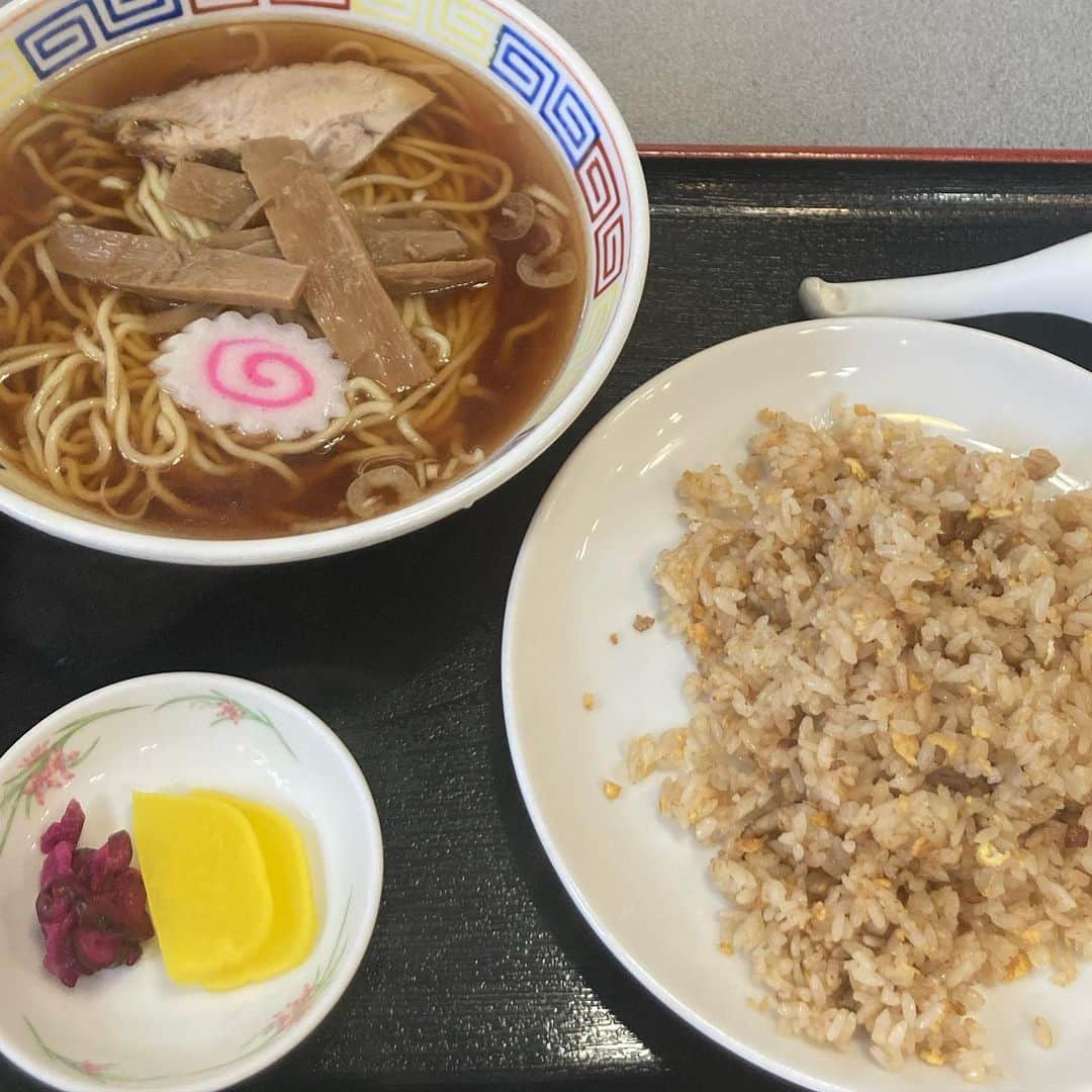 皆本麻帆のインスタグラム：「👥四月八日（シガツハチ）のお花見ピクニック行く?🗣️んぁあ行く!!!!!  って会話が電車で聞こえて、今日もありがたいです。しあわせだよ！  しかし、雨だね。。🌷」
