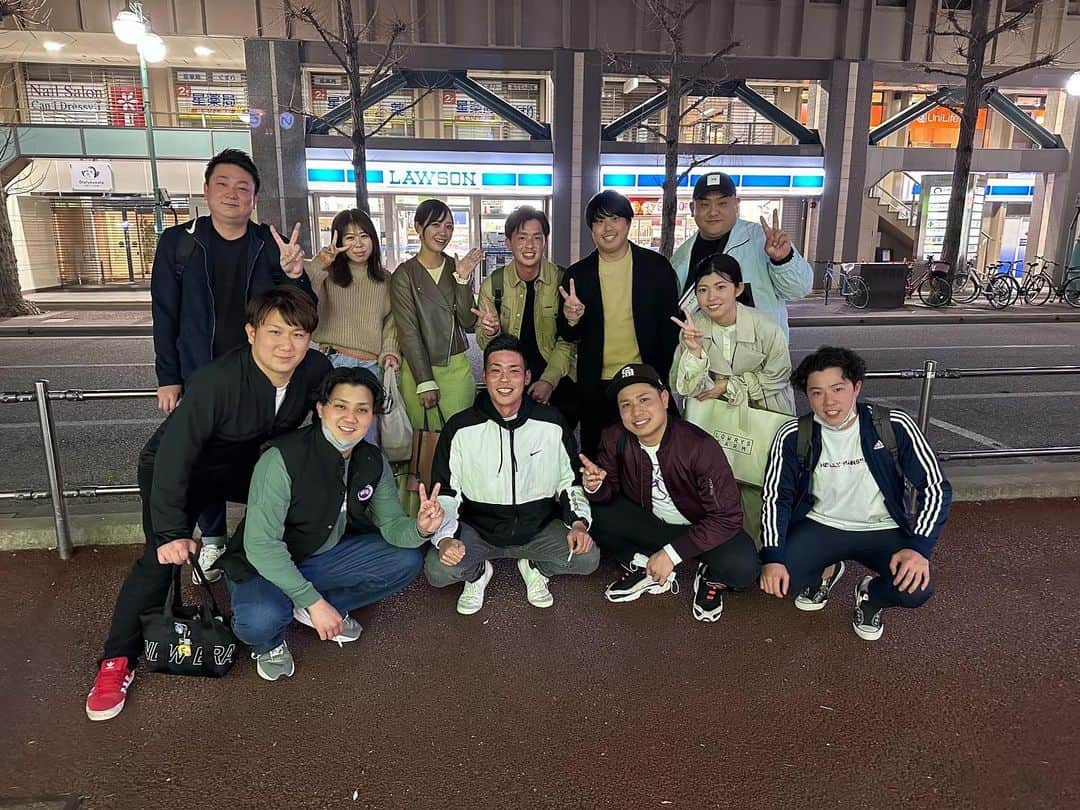 上杉あずささんのインスタグラム写真 - (上杉あずさInstagram)「. . 惜別の時ぃぃぃい😭😭😭 ポークス発足当初からチームを支えてくれた射矢くん、伊福くんの転勤🥺🥺  草野球と言えど、真剣に全力で楽しく野球をする場所が出来て、ここまでやってこられたこと、改めて嬉しく思います。みんなの力なくしてはたどり着けませんでした。社会人になってから出会えた素晴らしい仲間、本当に不思議な素敵な縁で、出会えた最高の仲間🙌  たくさん助けられました。本当にありがとう！！！ 寂しくなるけれど、またいつかみんなで野球しましょう！杯を交わしましょう🥂𓈒𓏸︎︎︎︎  2人の新天地でのご活躍を願ってます⭐️  私も大切な場所であるポークスを守れるよう、発展させていけるよう、仕事やハニーズの活動とも両立して、より一層頑張ります🔥  別れではあるけれど、これからもどうぞよろしくね☺️🤝  ポークス初試合の時の円陣貼っときます🐷🧡 何かと初々しい🫣🫣  射矢くん、伊福くん、達者でなぁ！！！  #福岡ハードバンクポークス #軟式野球 #草野球 #草野球チーム #福岡草野球 #新日本軟式野球連盟 #weareporks #hbporks #hardbankporks」3月26日 22時19分 - azumacks