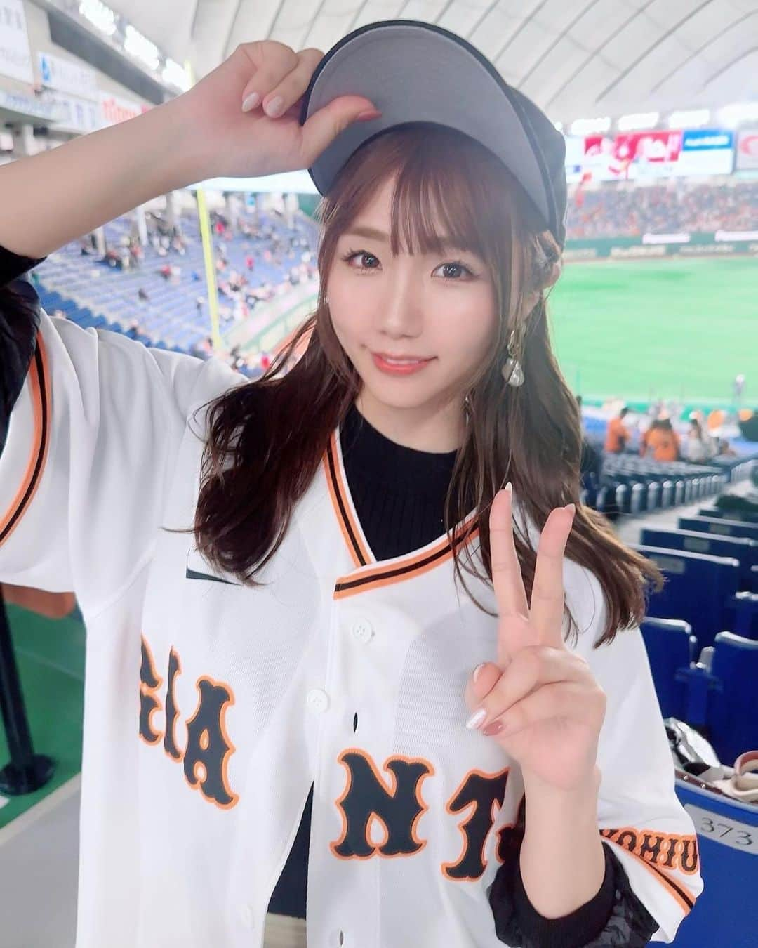 葉月愛梨のインスタグラム：「教えてもらいながら野球観てきたよ⚾️  お勧めしてもらった小林選手のユニフォーム☺︎✨  なんかすごいわくわくして 遊園地に来た子供の気分だった(๑˃̵ᴗ˂̵)  めちゃいい日でした♡ 明日から月曜日 また無理せずがんばろう〜(o^^o)  #東京ドーム#巨人 #楽天イーグルス」