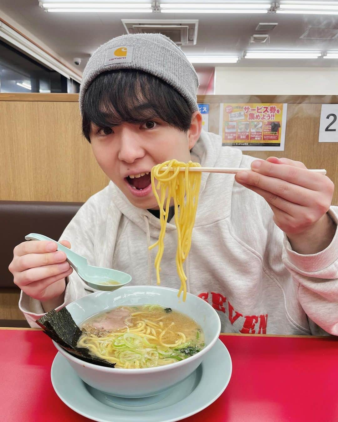 ハヤテのインスタグラム：「連れ回されてキレてるけど山岡家は別腹 #アクシデンターズ #ラーメン #山岡家 #夜中に連れ回されてます #キレてます #でも山岡家なのでok #くせになる味  #醤油ラーメンの強火ファン」