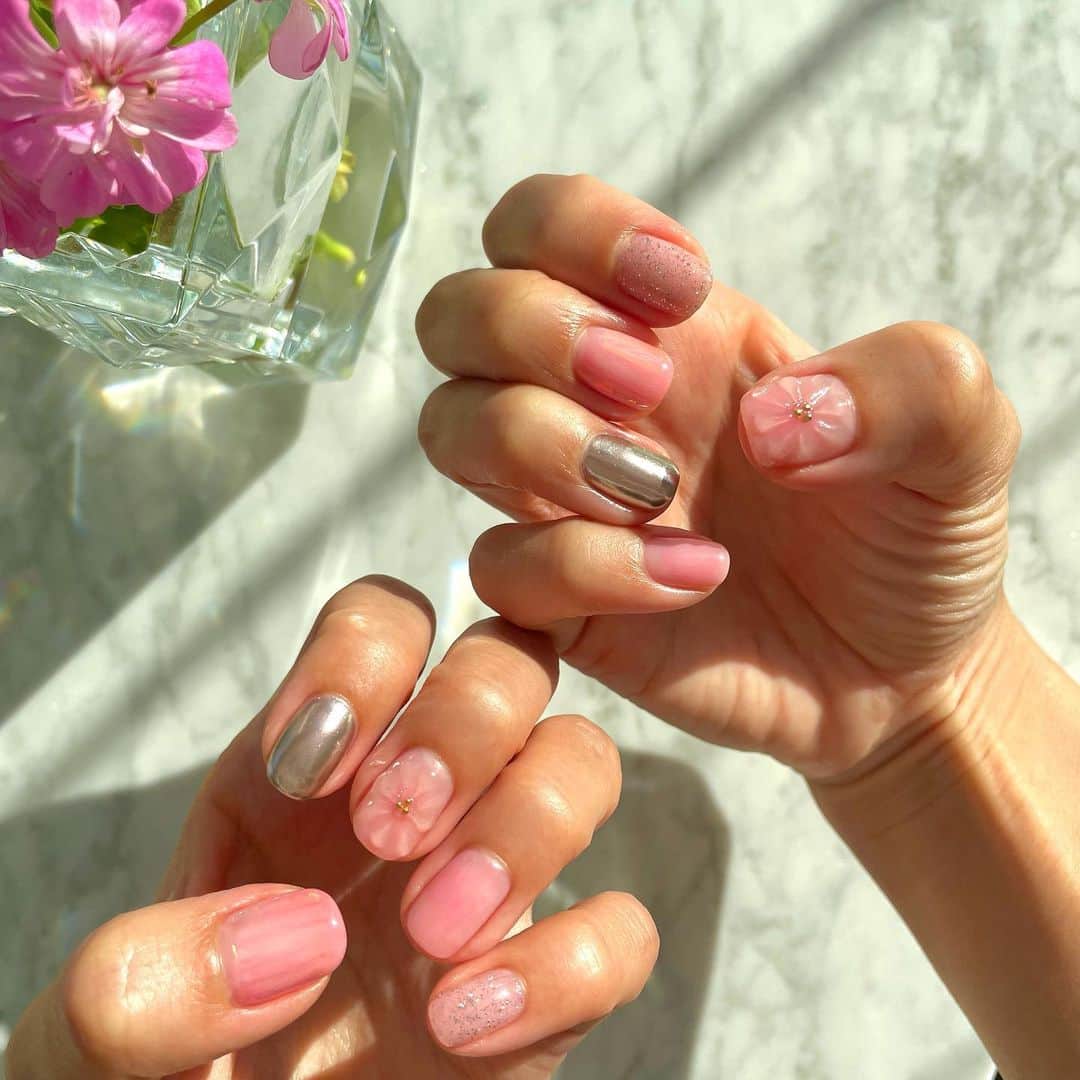 長野美郷のインスタグラム：「new nail💅 桜っぽくしました🥹🌸  今週は歓喜と感動の連続で… すっかりWBCロス😭⚾️ 何度思い返しても 夢のような展開で、泣けます🥹  #侍ジャパン  #⚾️ #事実は小説よりも奇なり  ってこのことですね🥹 #嬉しいけど寂しい #春ネイル #桜ネイル」