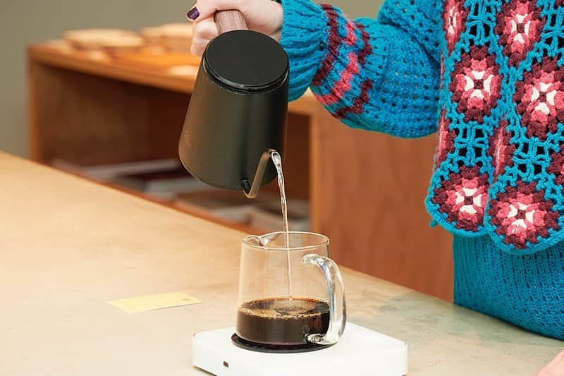 斉藤アリスさんのインスタグラム写真 - (斉藤アリスInstagram)「コーヒーの淹れ方を学べる実験室🌡️ OGAWA COFFEE LABORATORY @下北沢  お店のテーマは、体験型ビーンズサロン。  美味しい珈琲を淹れるための メソッドが学べる「実験室」なんだそうです。 実験室って、なんだかワクワクする響き😆  豆はもちろん、 抽出に使う器具まで自分で選べます。  「バリスタが愛用する 約40種類の器具を取り揃えています。 それらを自由に組み合わせて、 お客様ご自身で焙煎から抽出までを お試しいただけます」と、 担当してくれたバリスタの村松さん。 文字通りの実験室🧪✨  私が選んだ抽出器具は「エアロプレス ゴー」。 空気の力を利用した抽出器具エアロプレスを アウトドア向けにコンパクトにしたものです。  完成したコーヒーのお供には、 ラムレーズン＆バタークリームを 添えた自家製スコーン700円。  国産の小麦粉と石臼挽全粒粉を使った 下北沢店限定のメニューです。  スコーンはさっくりホロホロで甘さ控えめ。 バタークリームはしっかり ラム酒が効いていて、大人の味。わたし好み🫶  📍OGAWA COFFEE LABORATORY 営業日：9:00〜20:00 @ogawacoffee_laboratory   📍📍Hanako.tokyoで記事にしました。 ストーリーハイライト「連載ハナコ」から 記事に飛べます。読んでね！  #ogawacoffeelaboratory #コーヒー  #ogawacoffee #コーヒーの実験室  #下北沢 #shimokitazawa #shimokitazawacoffee  #東京コーヒー #tokyocoffee #tokyocafe  #カフ巡り #コーヒーロースター #バリスタ #スペシャルティコーヒー #シングルオリジン #specialtycoffee #コーヒー好きな人と繋がりたい」3月26日 22時23分 - cafeali