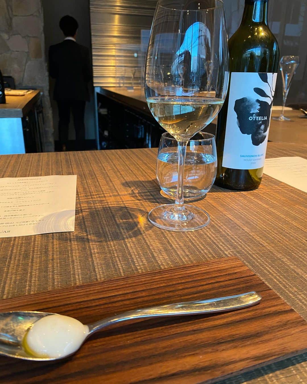 山田桃子さんのインスタグラム写真 - (山田桃子Instagram)「最近はもっぱら🥂 .  ワインは、 健康にも期待されているお酒🥂  私は最近、白ワインが好き。  〜 白ワインは、赤ワイン以上に、 「有機酸」が豊富に含まれていて、 強い殺菌効果が期待されています✨  むくみの予防・改善に役立つ 「カリウム」も多く含まれています！ 美容の為にワインを飲む方も多いですよね♡ 〜  もちろん、 適量飲むことで効果を発揮🧡  1日のアルコール目安摂取量 ワインの場合は、1杯半らしい。  みなさまも、ほどほどに 楽しみましょうね✨  .  #白ワイン #赤ワイン #ロゼワイン #イタリアン #フレンチ  #モダンフレンチ @restaurant_las」3月26日 22時23分 - momomdoll
