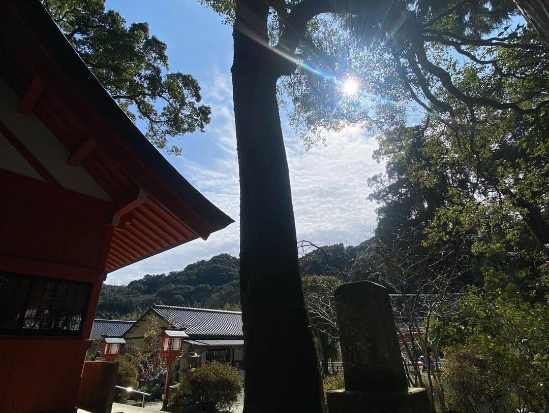 下野佐和子さんのインスタグラム写真 - (下野佐和子Instagram)「#神社 #神社巡り #鹿児島県 #鹿児島県出水市 #出水ナビ #厳島神社 #大川内 #弁財天様 #御朱印 #国道447号線 #国道沿い #鹿児島県神社 #九州オルレ   【鹿児島県出水市大川内　厳島神社】 2023年2月撮影 出水市続き...米ノ津川が側を流れる国道447号線沿い🛣 綺麗な神社が見えたので寄らせて貰いました。とても綺麗な場所でしばらく周りもお散歩◎ 次は御朱印帳も持っていこう🌸」3月26日 22時23分 - osawadon_sawako