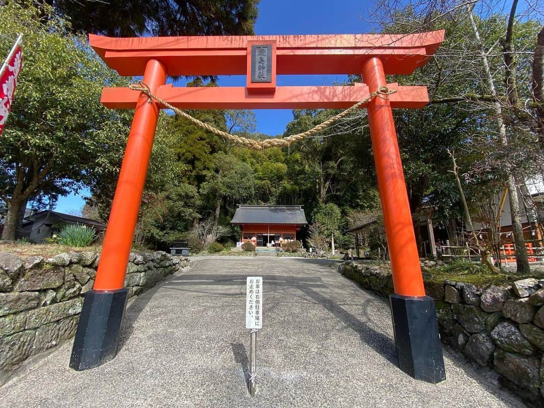 下野佐和子のインスタグラム：「#神社 #神社巡り #鹿児島県 #鹿児島県出水市 #出水ナビ #厳島神社 #大川内 #弁財天様 #御朱印 #国道447号線 #国道沿い #鹿児島県神社 #九州オルレ   【鹿児島県出水市大川内　厳島神社】 2023年2月撮影 出水市続き...米ノ津川が側を流れる国道447号線沿い🛣 綺麗な神社が見えたので寄らせて貰いました。とても綺麗な場所でしばらく周りもお散歩◎ 次は御朱印帳も持っていこう🌸」