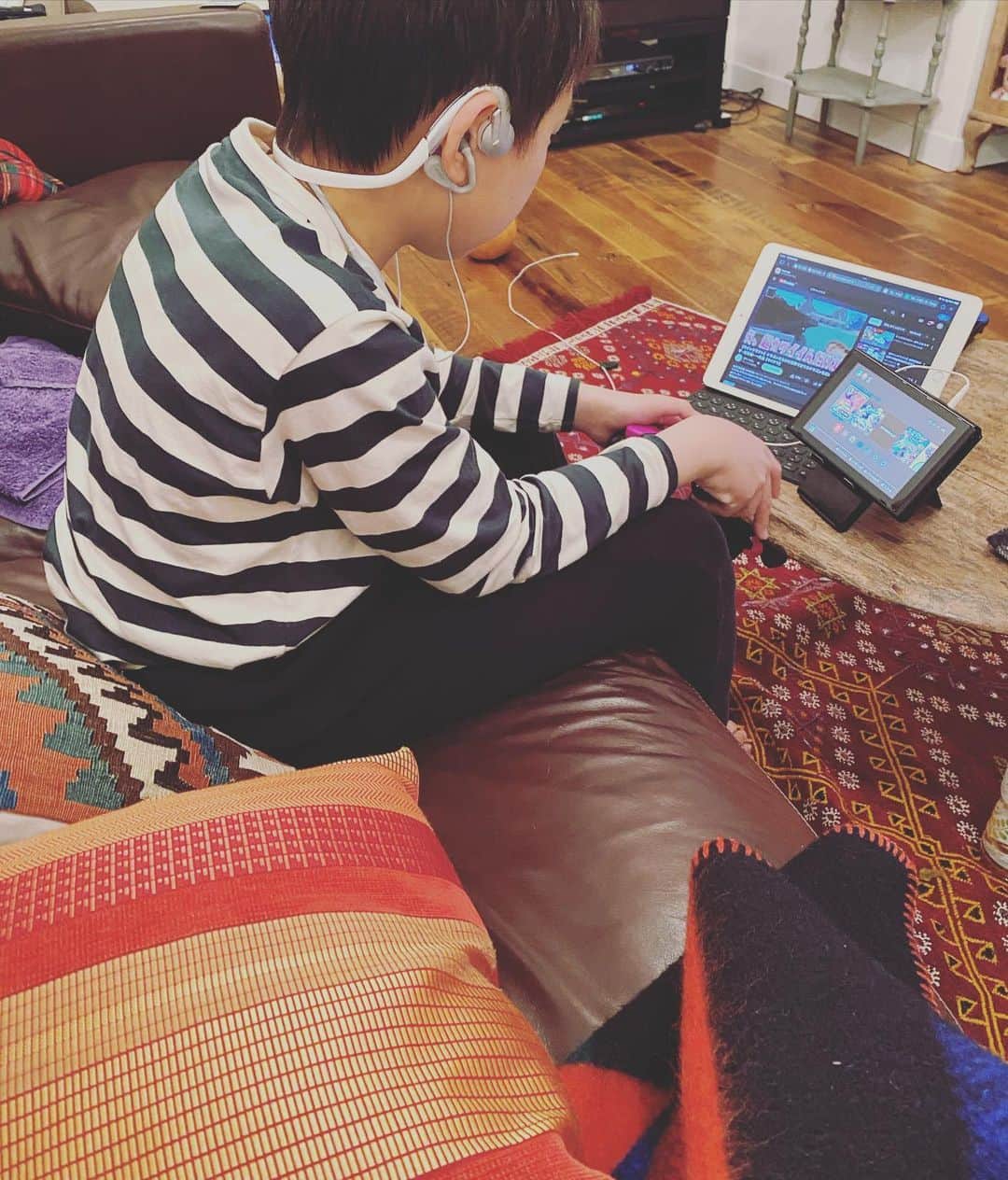 二ノ宮知子さんのインスタグラム写真 - (二ノ宮知子Instagram)「「アイラブユーが世界を救う🎵」と歌いながらゲームYouTubeしてる次男。兄がしばらく居ないけど、明るい子なので、助かる。」3月26日 22時27分 - tomokoninomiyaa
