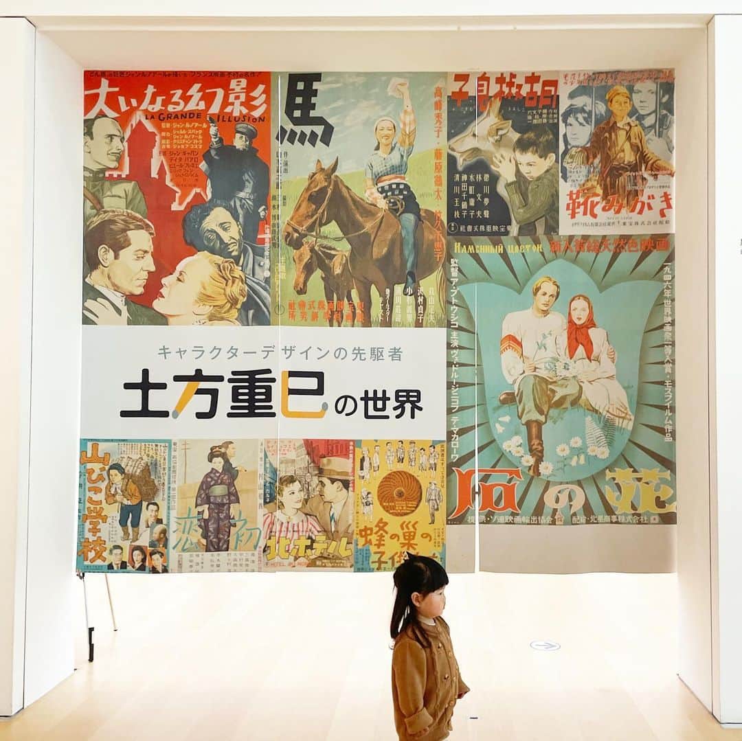 minsayuさんのインスタグラム写真 - (minsayuInstagram)「* 久々に横須賀美術館へ🐠✨ キャラクターデザインの先駆者土方重巳さんの展示でした🌸（〜4/9（日）まで） ブーフーウーとか薬屋のサトちゃんとか…（知ってる？）色使いも凄く素敵で可愛い可愛い🥺🐷🧡🐘 初めて子連れで美術館へ行ったけど静かにゆっくりと歩き真剣に見てくれて助かったYO🤣 晴れていれば海を眺めながら綺麗な芝生をお散歩出来るので子連れでもぜひ…✨ お昼は毎度併設レストランのアクアマーレで🍝🍕💛 #サトちゃんに似てる #ってきゃあきゃあ言われてた大福」3月26日 22時28分 - minsayu