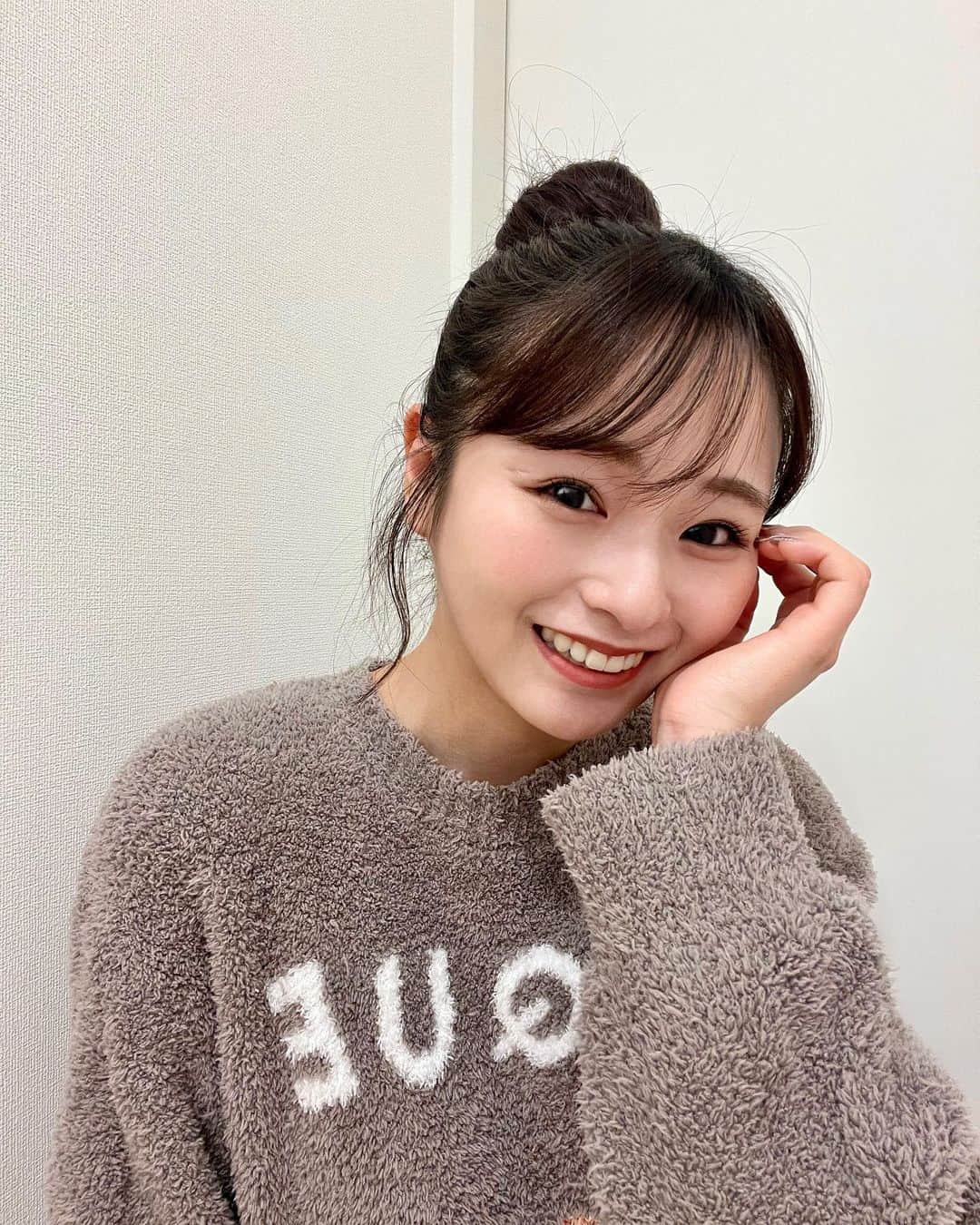 のインスタグラム：「リップモンスターの限定色👾 発売日の昨日、帰り道に運良くゲットしました😻 . 今回の限定は全3色 101:オレンジイエロー×ゴールドパール系カラー →イエベ春向け 102:ショコラブラウン系カラー　 →イエベ秋向け 103:ピンクベージュ系カラー →ブルベ夏冬向け . 私がgetしたのは102💄 私は1stイエベ春、2ndブルベ夏なので最初は102使いずらいかなと思ってたんだけど‥ 使ってみると艶感.透け感?があるから違和感なく使える気がする🙌 . . 話題のリップモンスター、ずっと使ってみたいなぁと思ってたからゲットできて嬉しかった1日でした😊  . #コスメコンシェルジュ #リップモンスター #リップ #リップモンスター限定色 #新作コスメ」