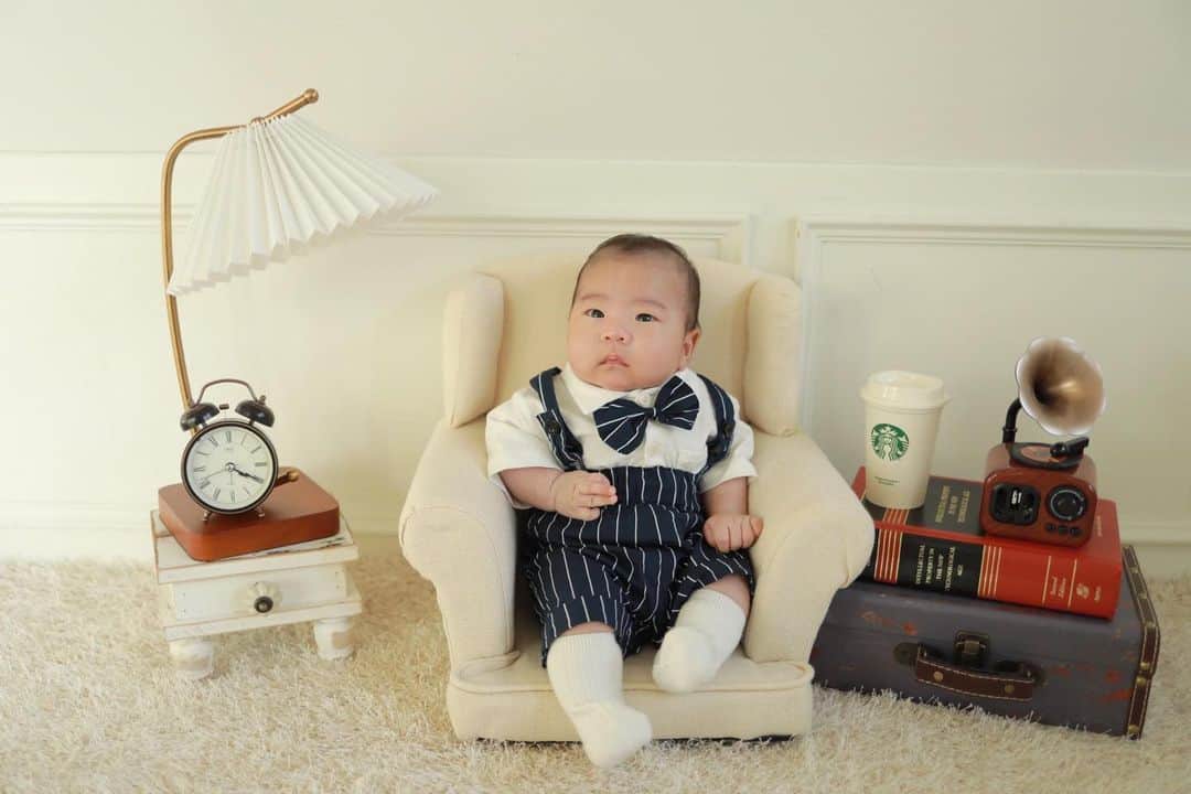 パク・ヒヨンのインスタグラム：「Mino is ready to drink Starbucks coffee lol」